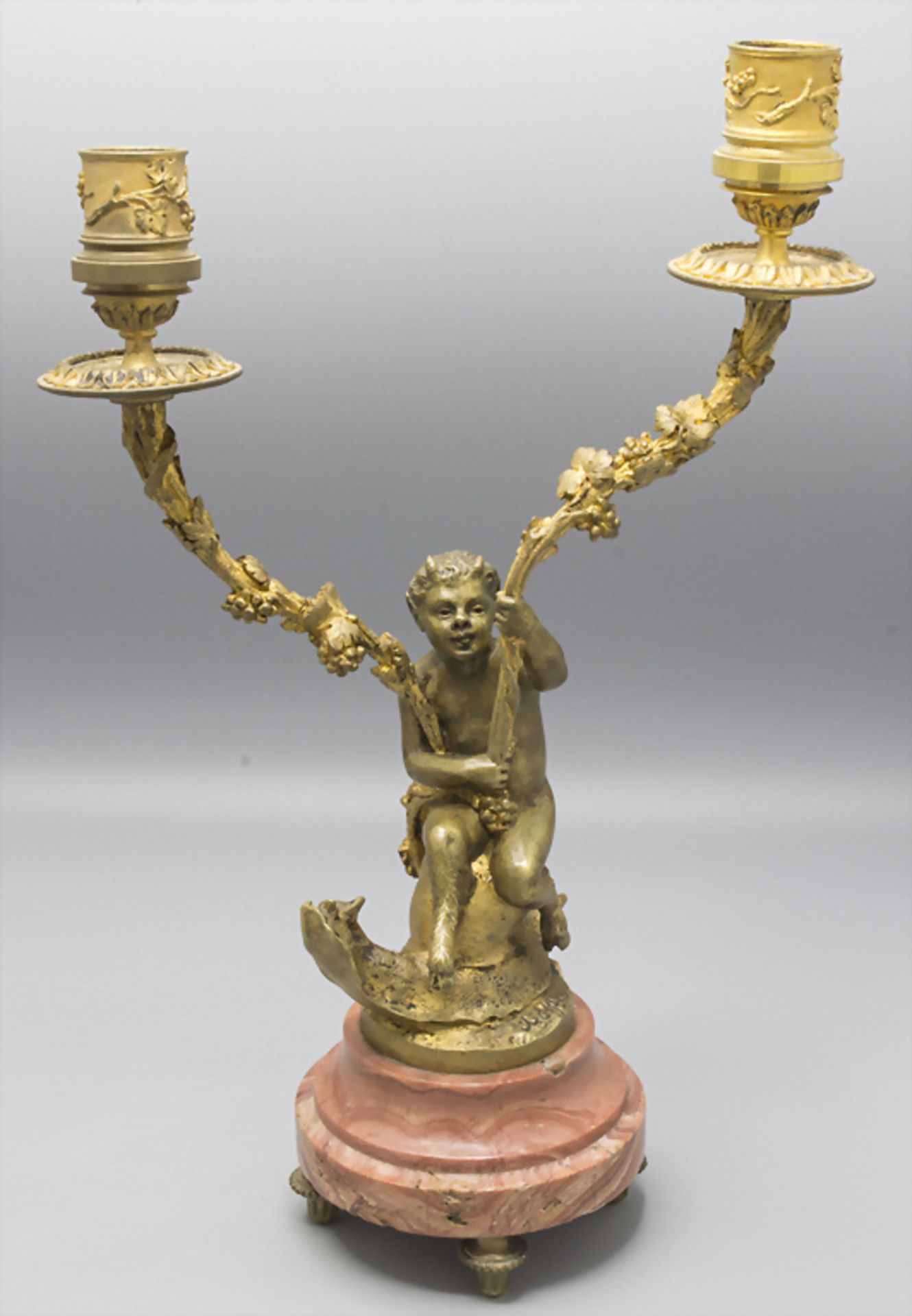 Paar figürliche Bronzeleuchter / A pair of figural candleholders with a girl and a faun on ... - Bild 4 aus 6