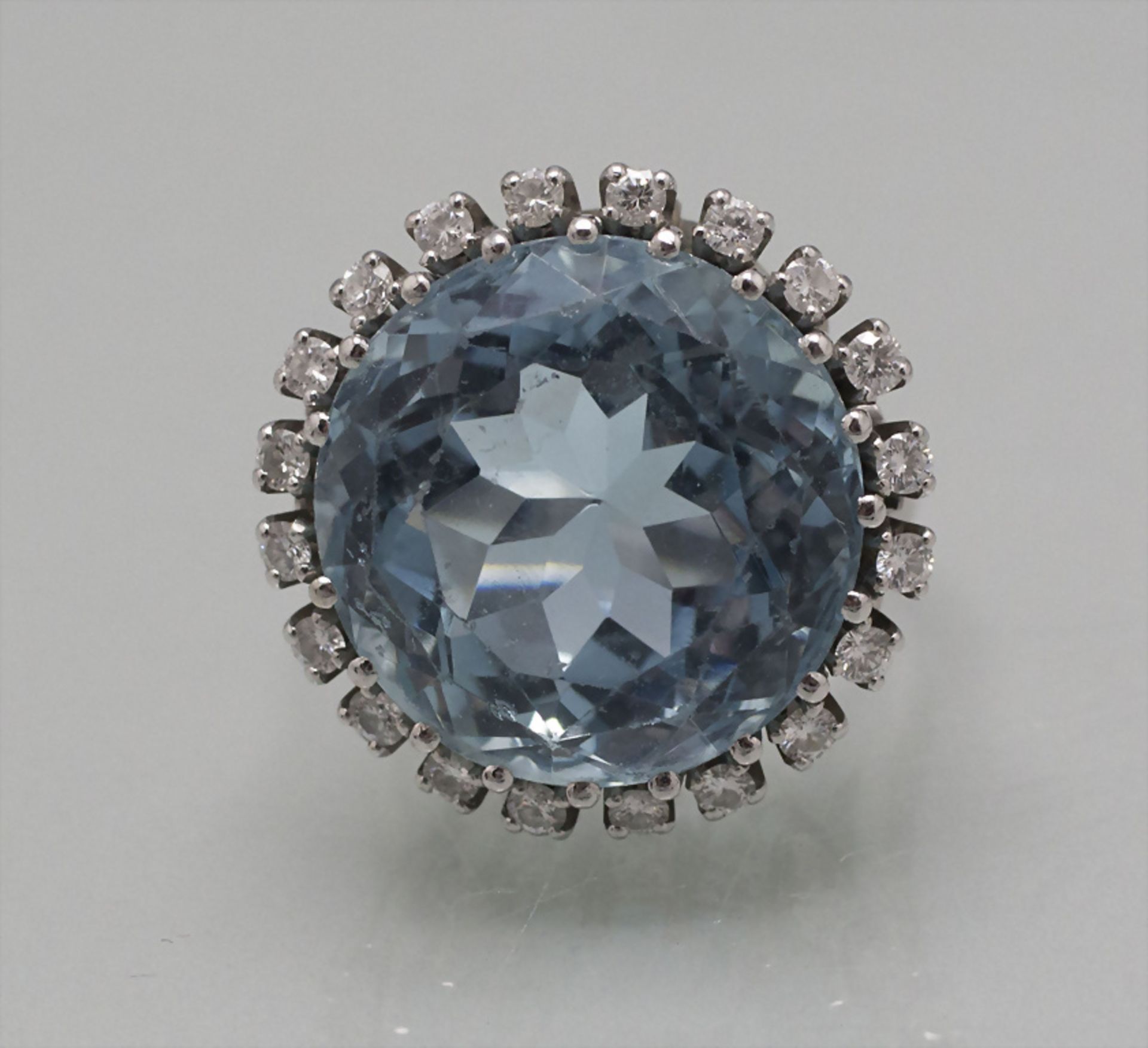 Damenring mit Aquamarin und Diamanten  / A ladies 18 ct gold ring with natural aquamarine and ...
