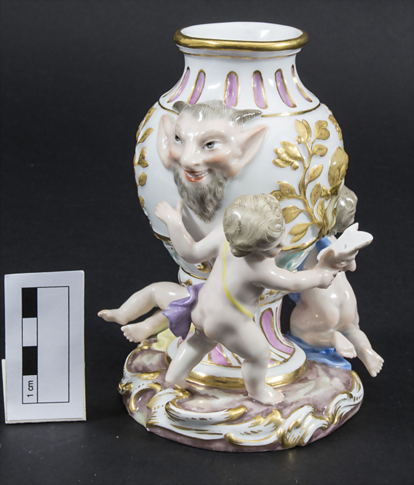 Vase mit Satyr Maskarons und 3 Amoretten / A vase with satyr mascarons and 3 cherubs, Meissen, ... - Image 3 of 11