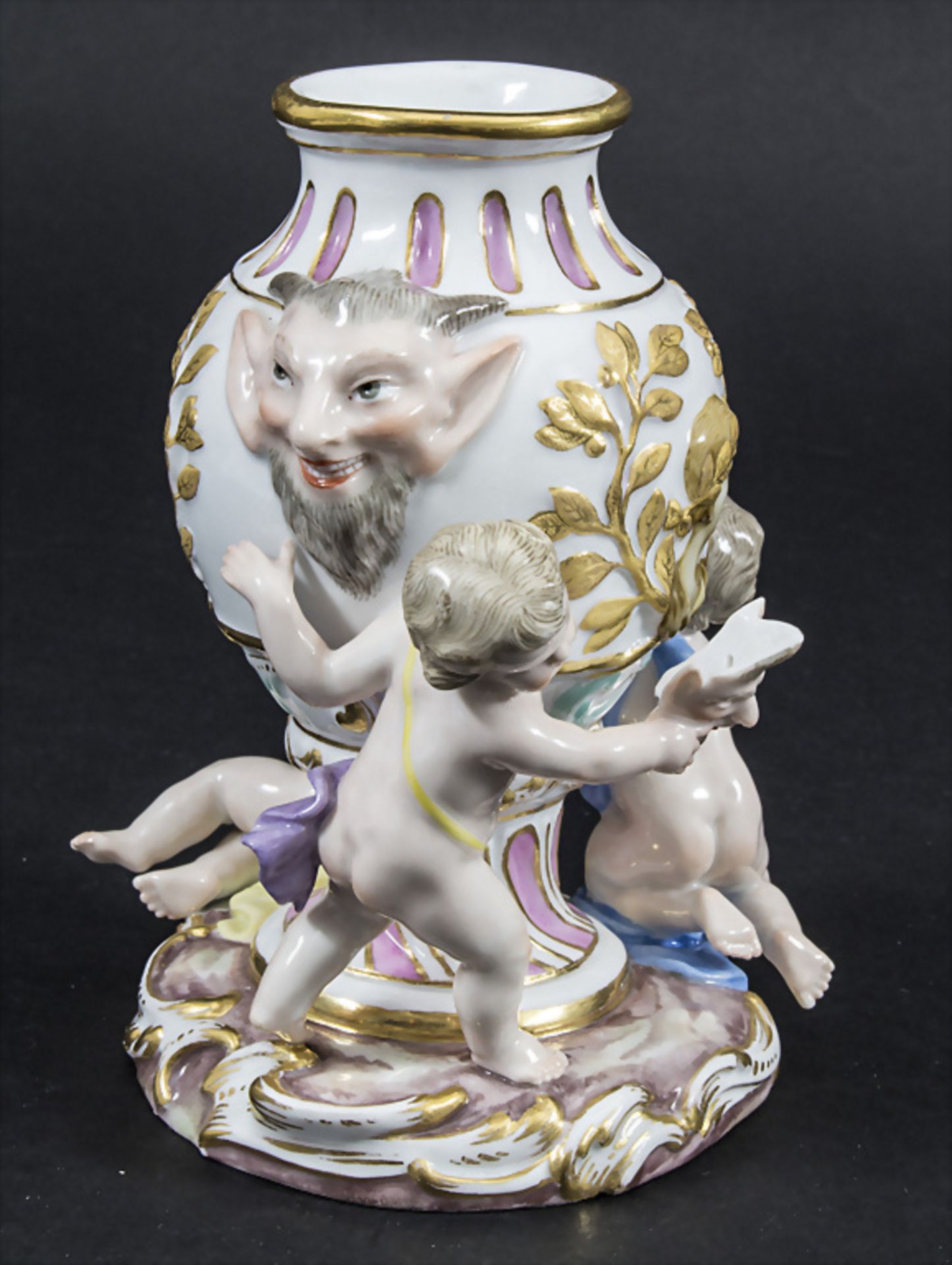 Vase mit Satyr Maskarons und 3 Amoretten / A vase with satyr mascarons and 3 cherubs, Meissen, ... - Image 2 of 11