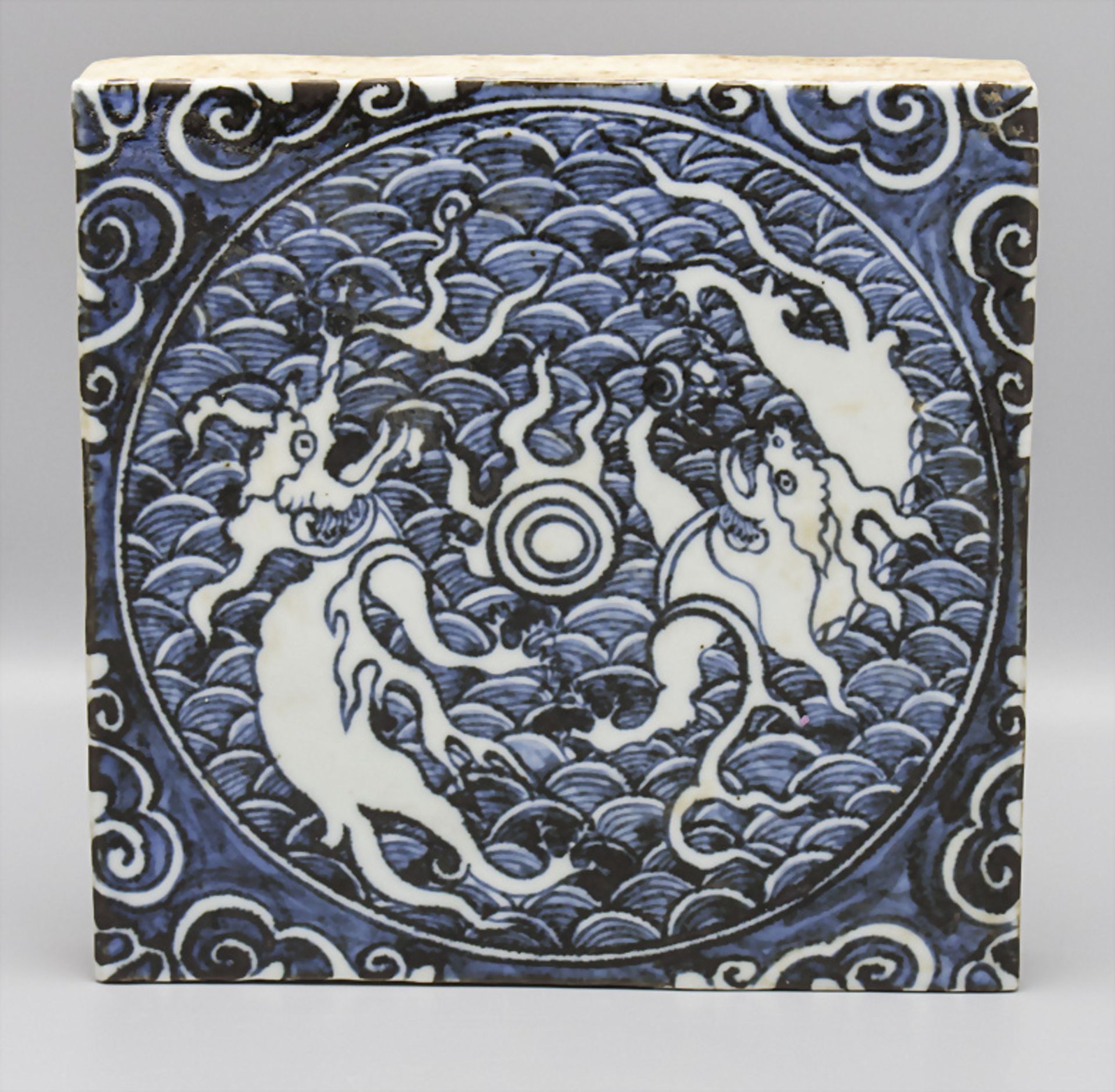 Kachel mit mystischen Wesen / A tile with mystical creatures, wohl China, 18. Jh.