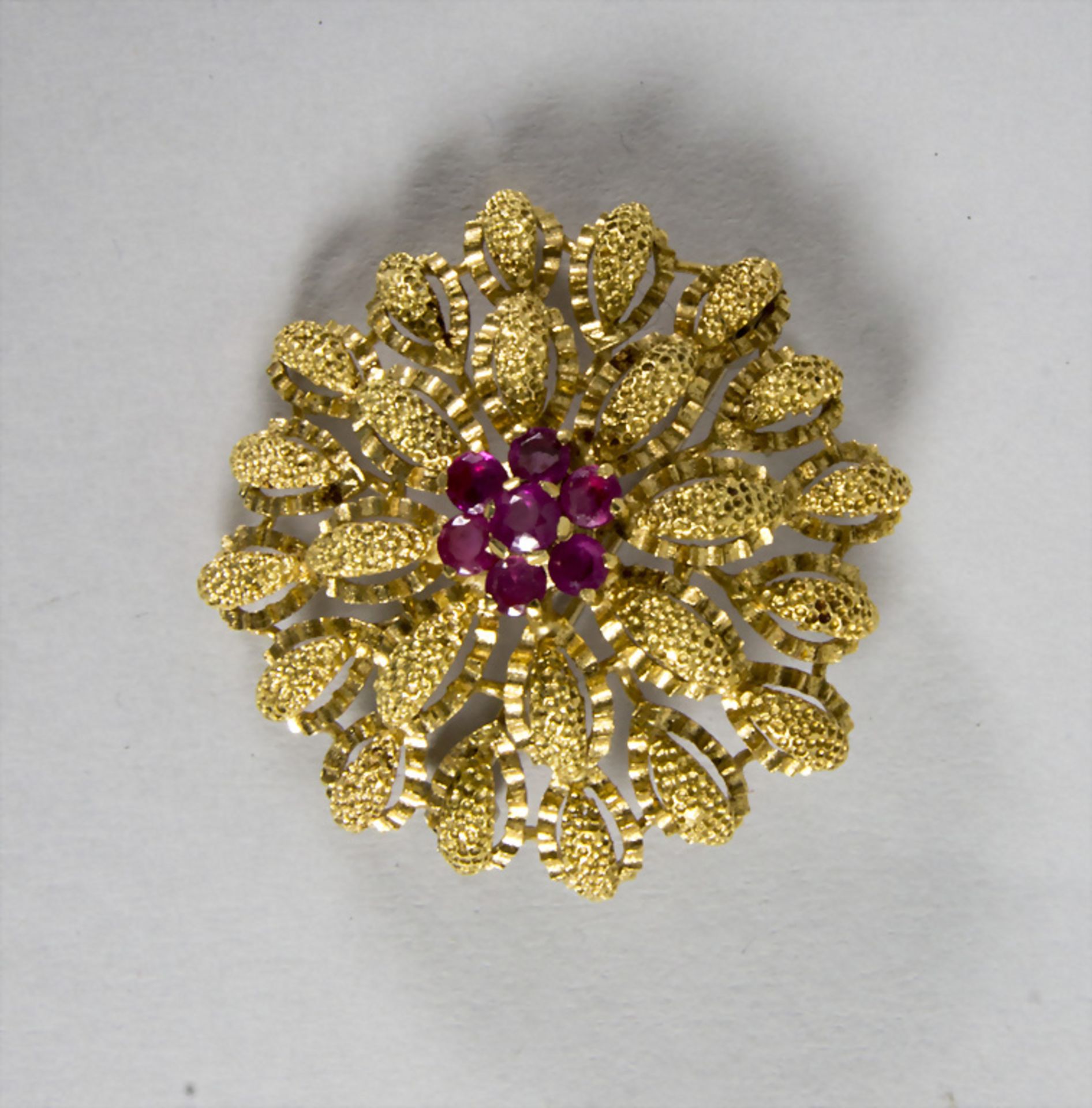 Brosche mit Rubinen / An 18 ct gold brooch with rubies, Alessandria, 1944-1968