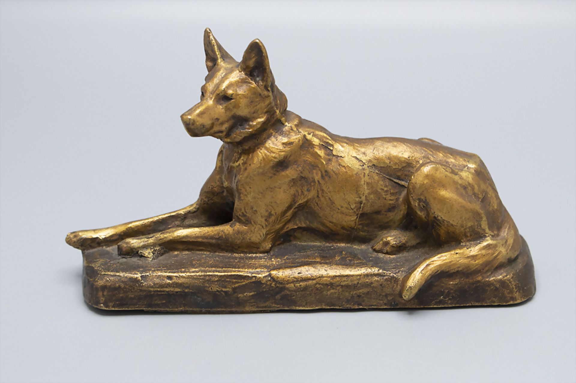 Bronze Tierskulptur 'liegender Schäferhund' / A bronze sculpture of a recumbent Alsatian, ...
