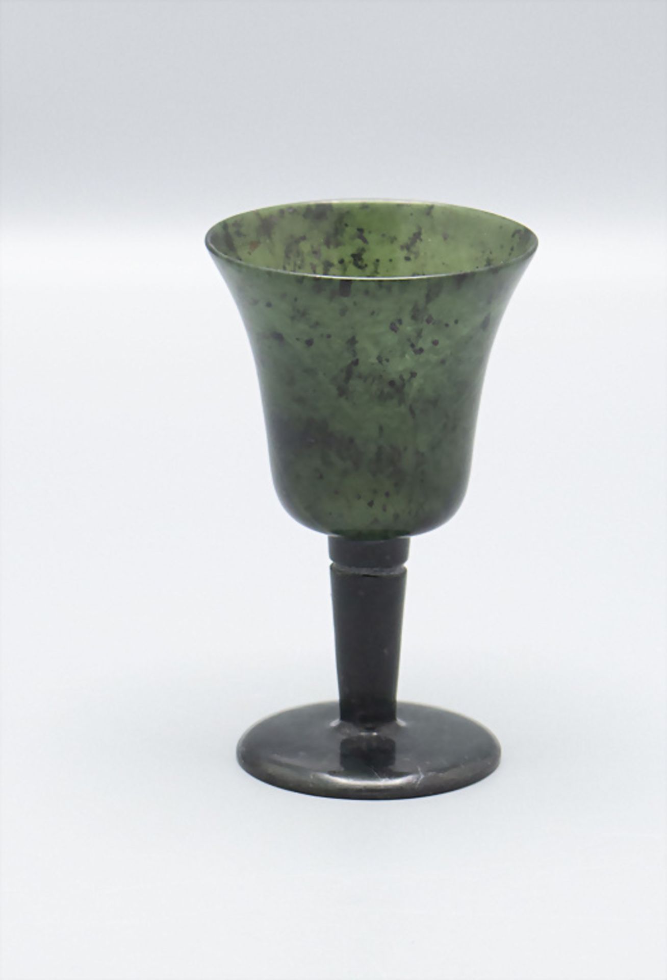 Jadebecher / A darkgreen jade beaker, China, 19./20. Jh.