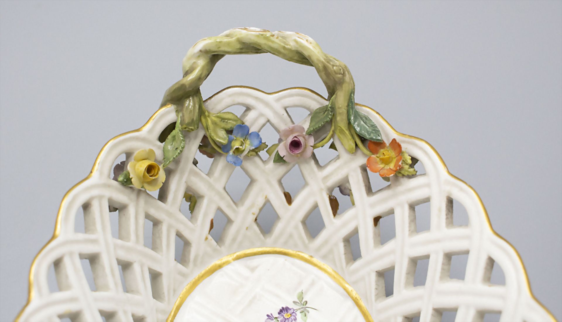 Zierschale mit aufgelegten Blüten / A decorative bowl with encrusted forget-me-not blossoms ... - Image 4 of 5