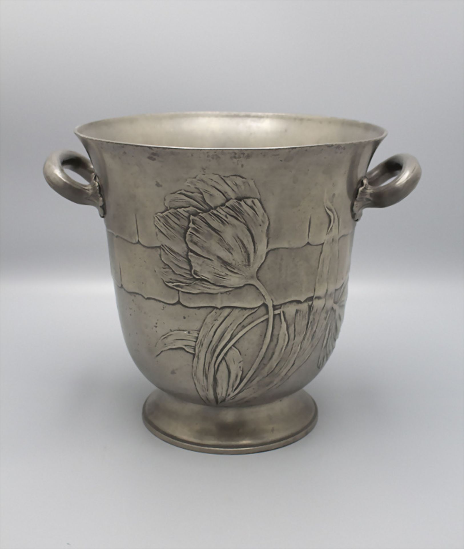 Jugendstil Sekt-/Weinkühler mit Tulpen / An Art Nouveau champagne/ wine cooler with tulips, ...