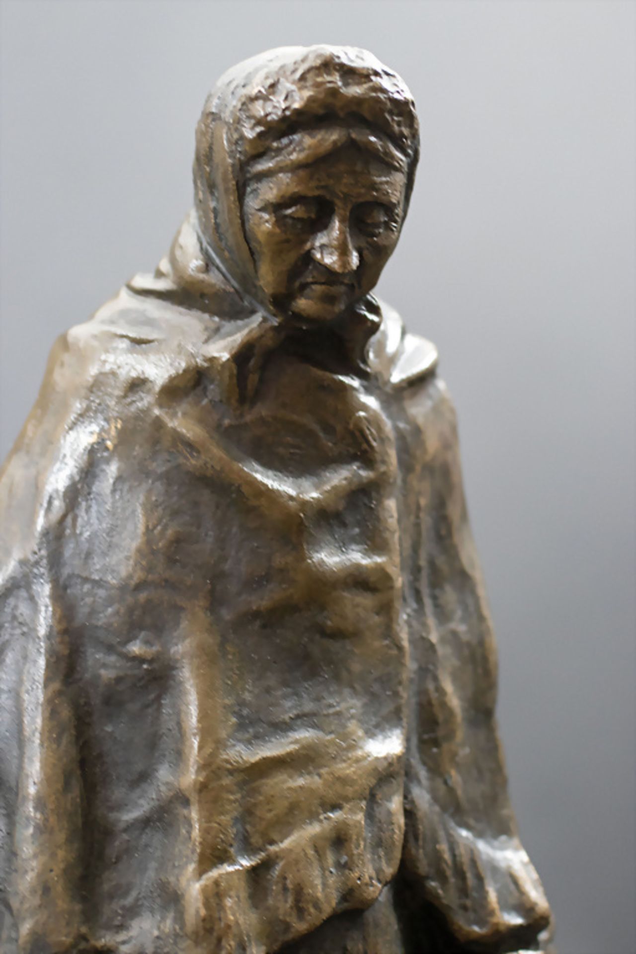 Bronzeplastik 'Alte Dame mit Stock und Wasserkrug' / A bonze sculpture 'Old lady with stick ... - Image 2 of 7