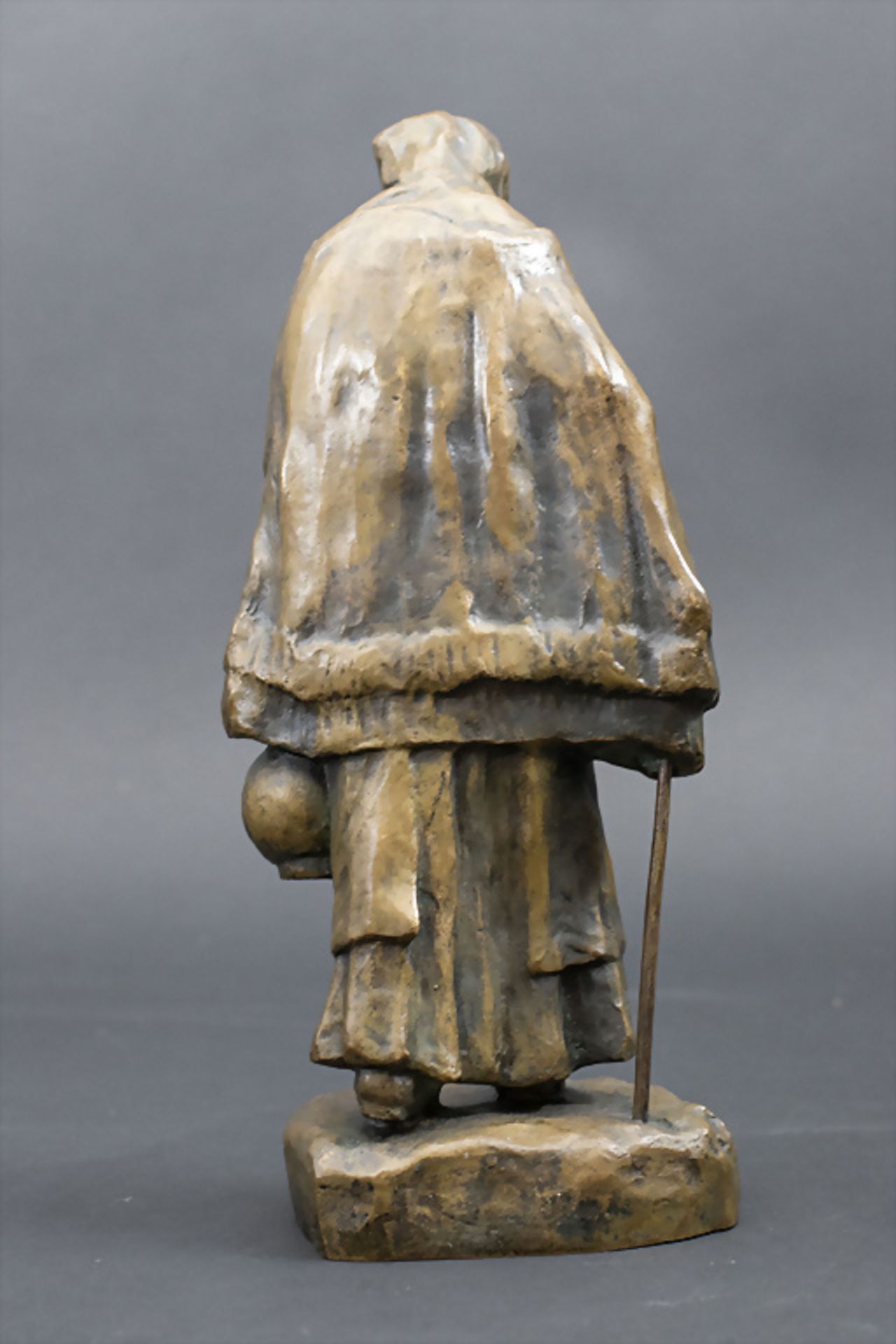 Bronzeplastik 'Alte Dame mit Stock und Wasserkrug' / A bonze sculpture 'Old lady with stick ... - Image 4 of 7