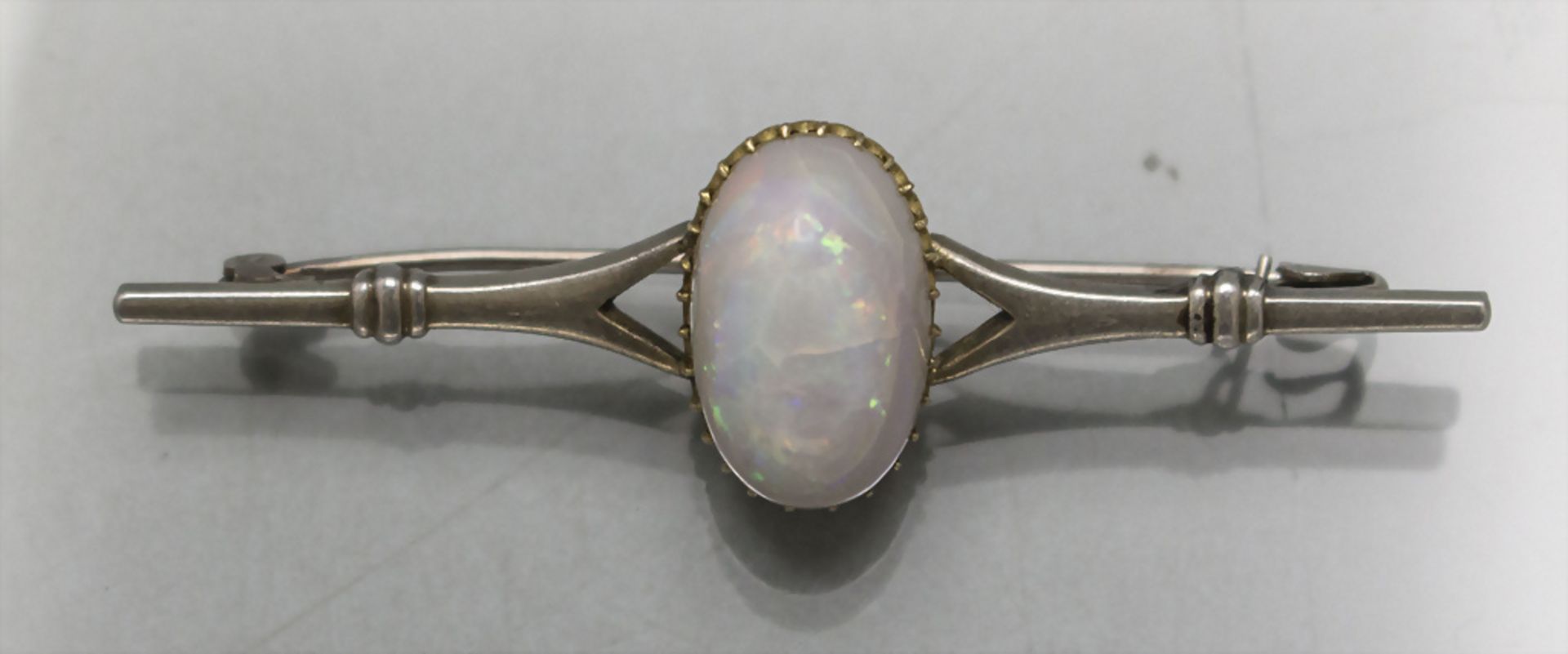 Brosche mit Opal / A brooch with an opal