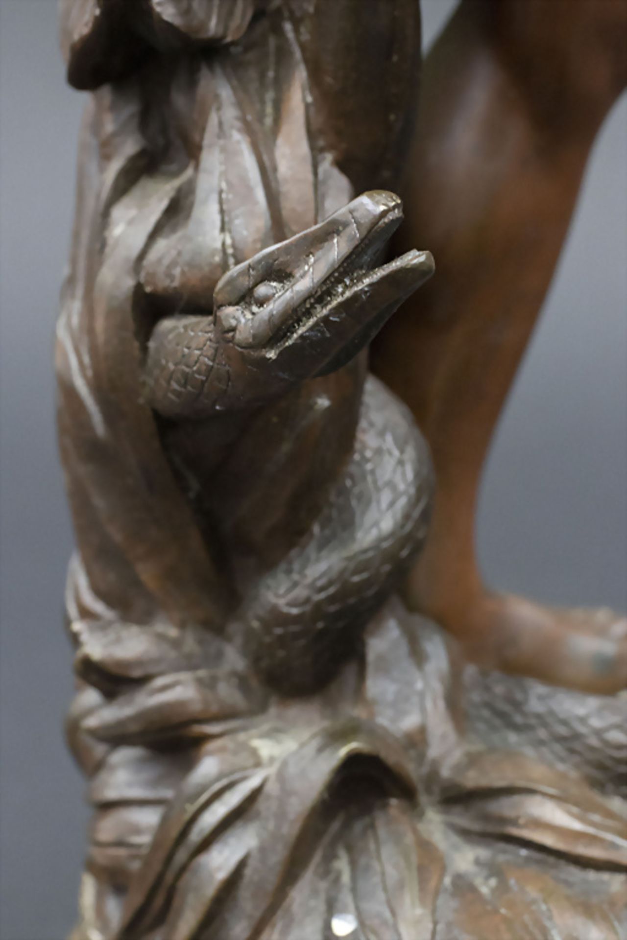Bronzeskulptur 'Schlangenbeschwörer' / Le charmeur de serpent / A bronze sculpture of a snake ... - Image 9 of 10