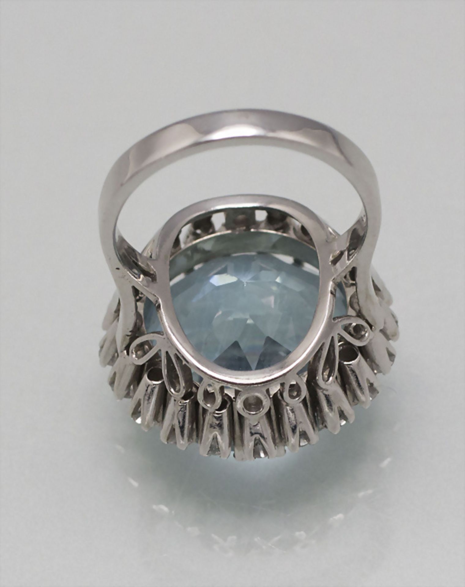 Damenring mit Aquamarin und Diamanten  / A ladies 18 ct gold ring with natural aquamarine and ... - Bild 3 aus 4