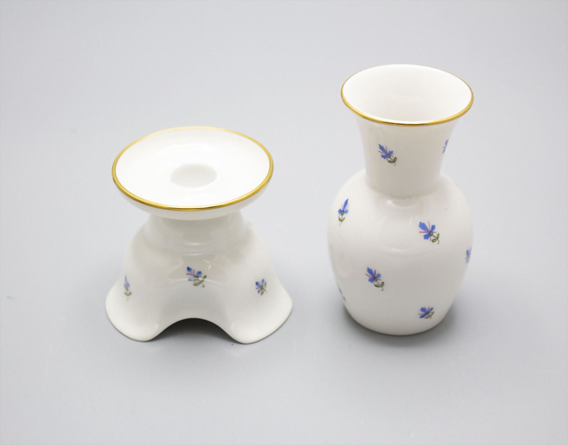Vase und Kerzenhalter mit Kornblumen / A vase and a candleholder with cornflowers, Augarten, ... - Bild 2 aus 3