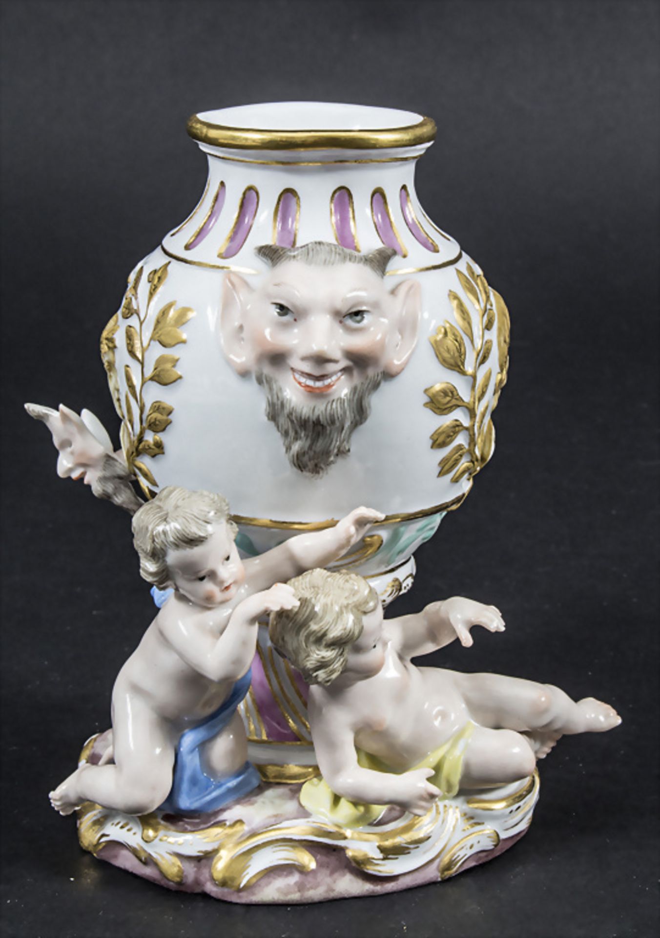 Vase mit Satyr Maskarons und 3 Amoretten / A vase with satyr mascarons and 3 cherubs, Meissen, ... - Image 5 of 11