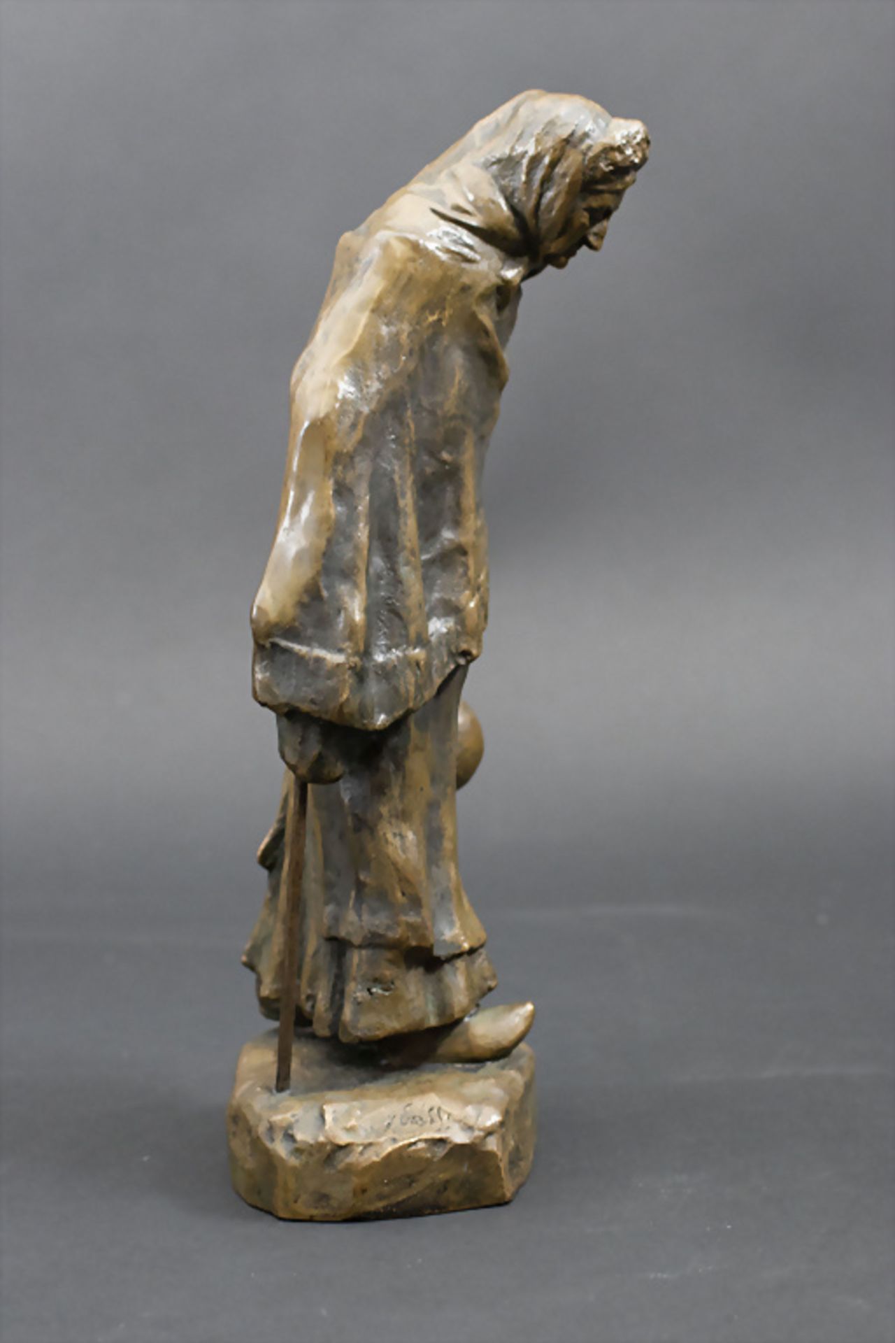 Bronzeplastik 'Alte Dame mit Stock und Wasserkrug' / A bonze sculpture 'Old lady with stick ... - Image 5 of 7