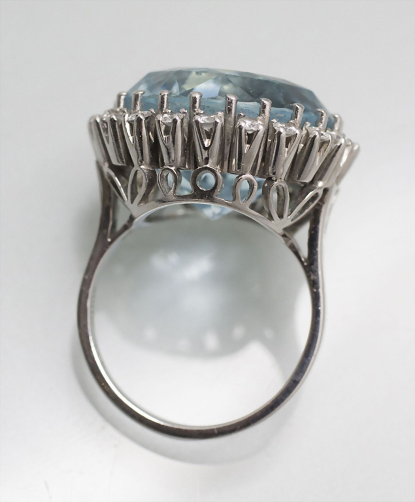Damenring mit Aquamarin und Diamanten  / A ladies 18 ct gold ring with natural aquamarine and ... - Bild 4 aus 4