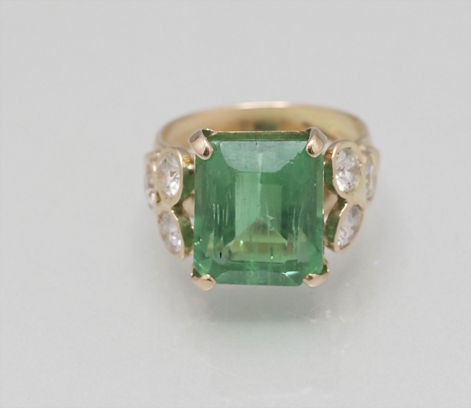 Damenring mit Smaragd und Diamanten / A ladies 14 ct gold ring with emerald and diamonds - Bild 3 aus 3