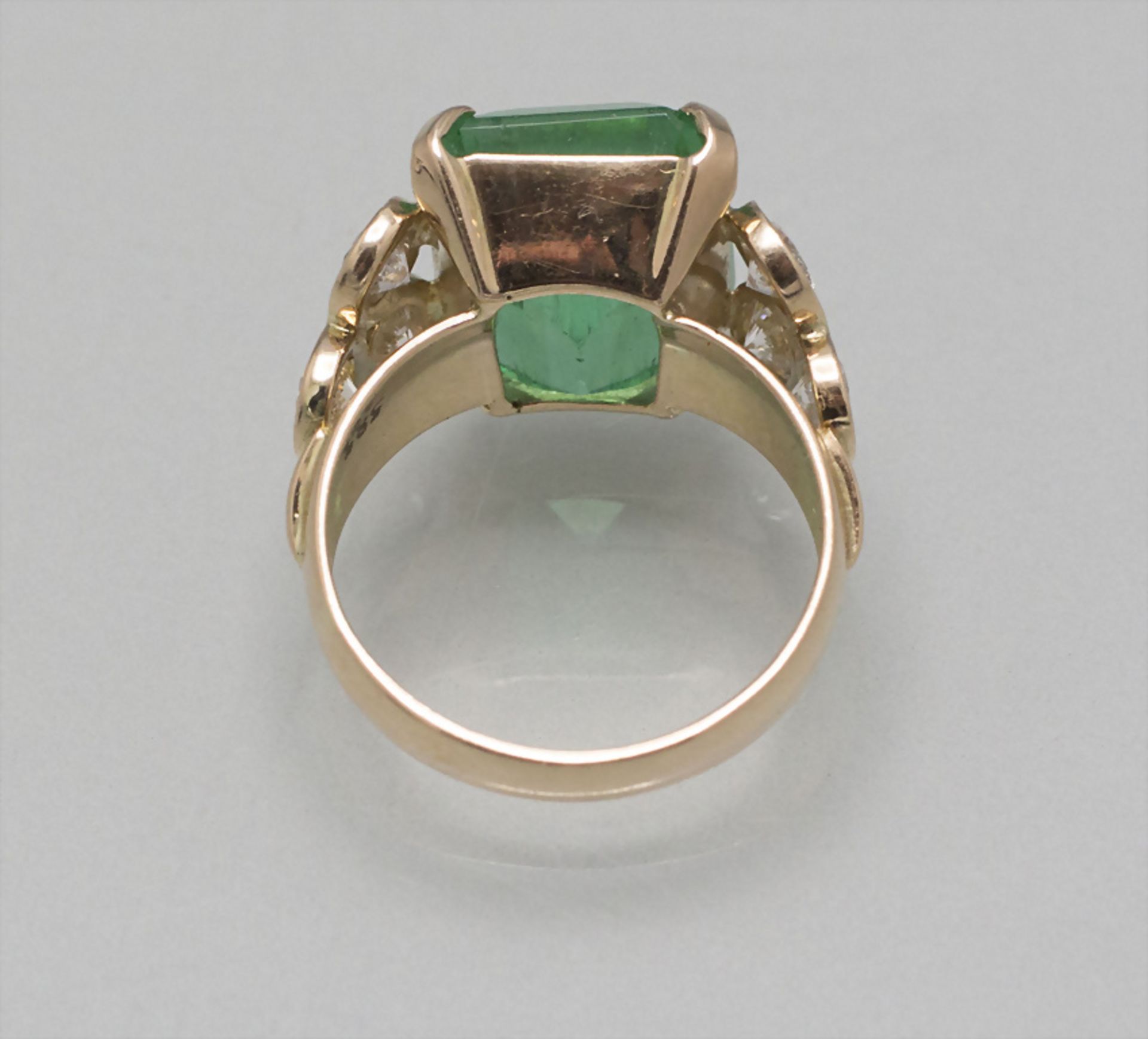 Damenring mit Smaragd und Diamanten / A ladies 14 ct gold ring with emerald and diamonds - Bild 2 aus 3