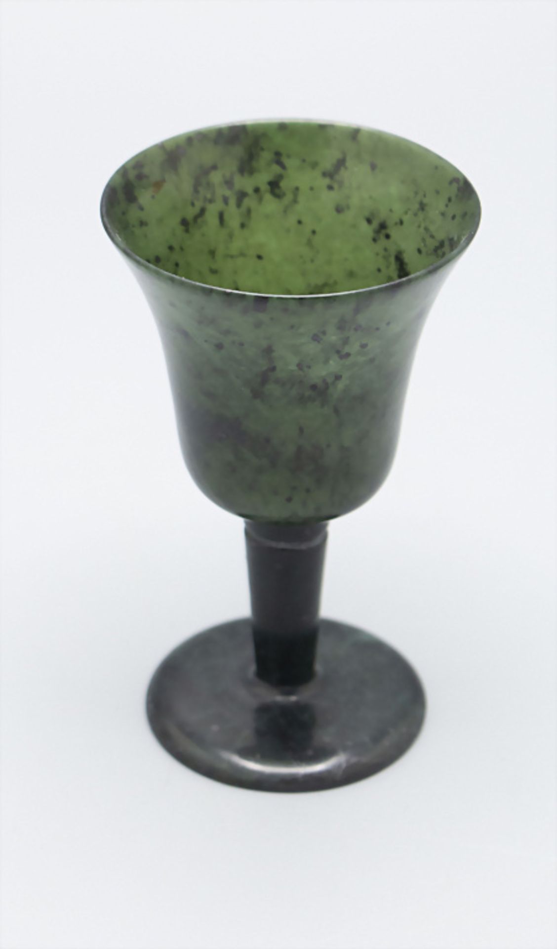 Jadebecher / A darkgreen jade beaker, China, 19./20. Jh. - Image 2 of 3