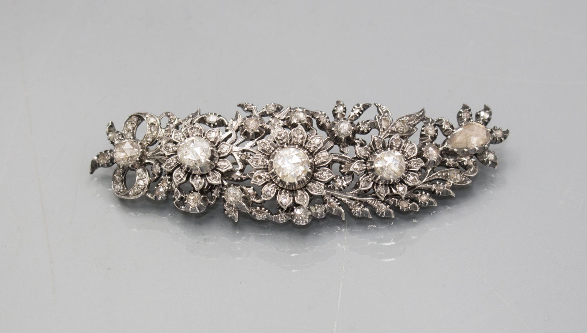 Louis Seize Brosche mit Diamanten / A silver brooch with diamonds, J. Rozendaal, Hoorn, 19. Jh.