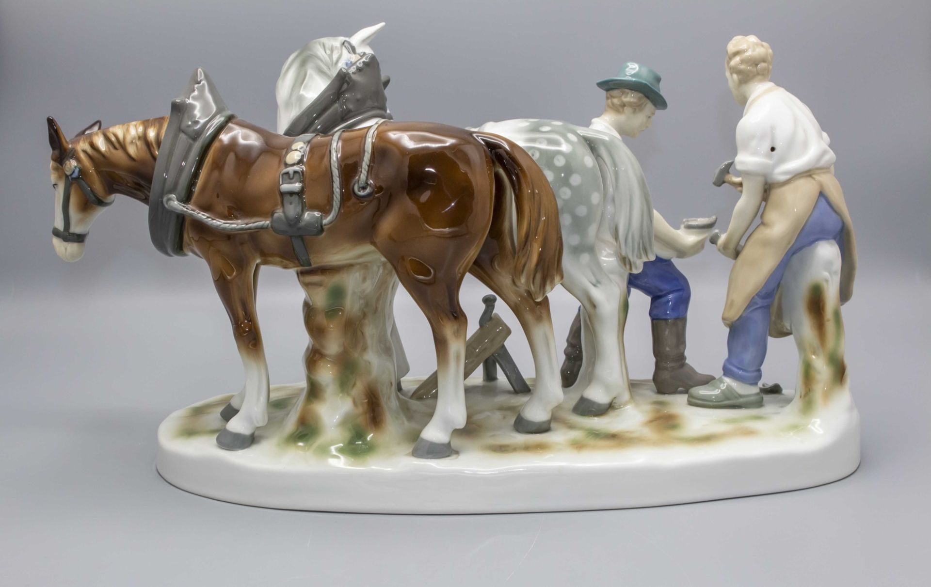 Figurengruppe eines Hufschmieds mit Pferden / A porcelain group of a farrier with horses, ... - Bild 3 aus 7