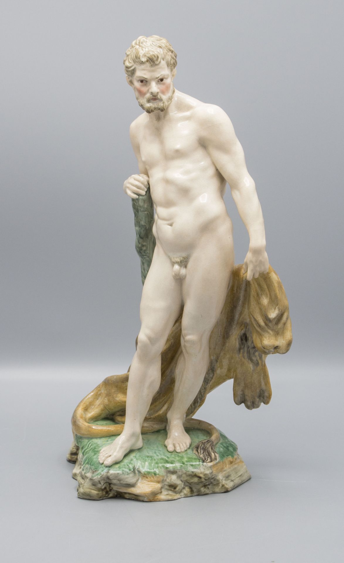 Große Figur des Herakles mit Löwenfell und Keule / A large figure of Heracles with lion skin ...