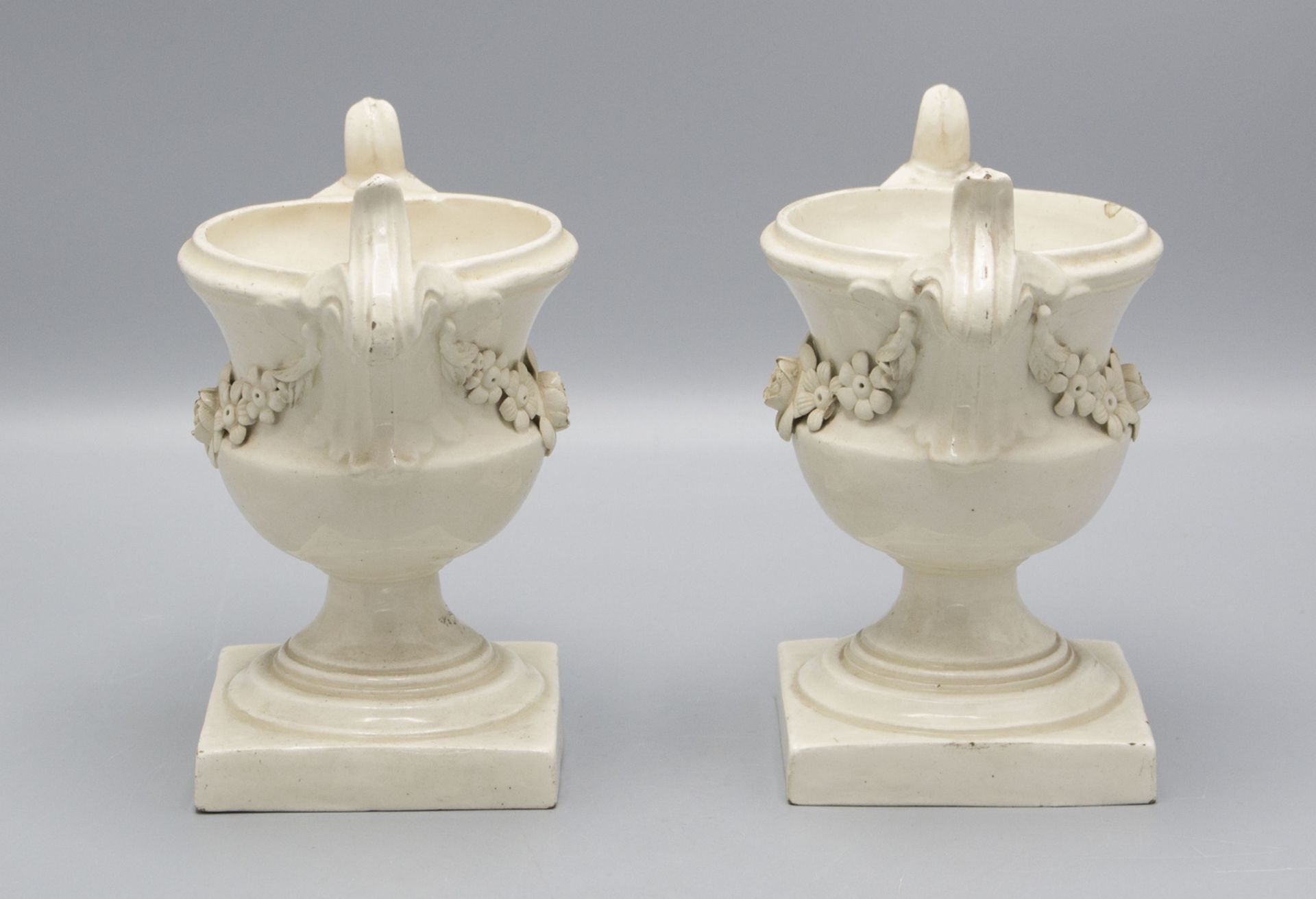 Paar Creamware Kratervasen / A pair of creamware / pearlware / faience fine footed vases, ... - Image 2 of 3