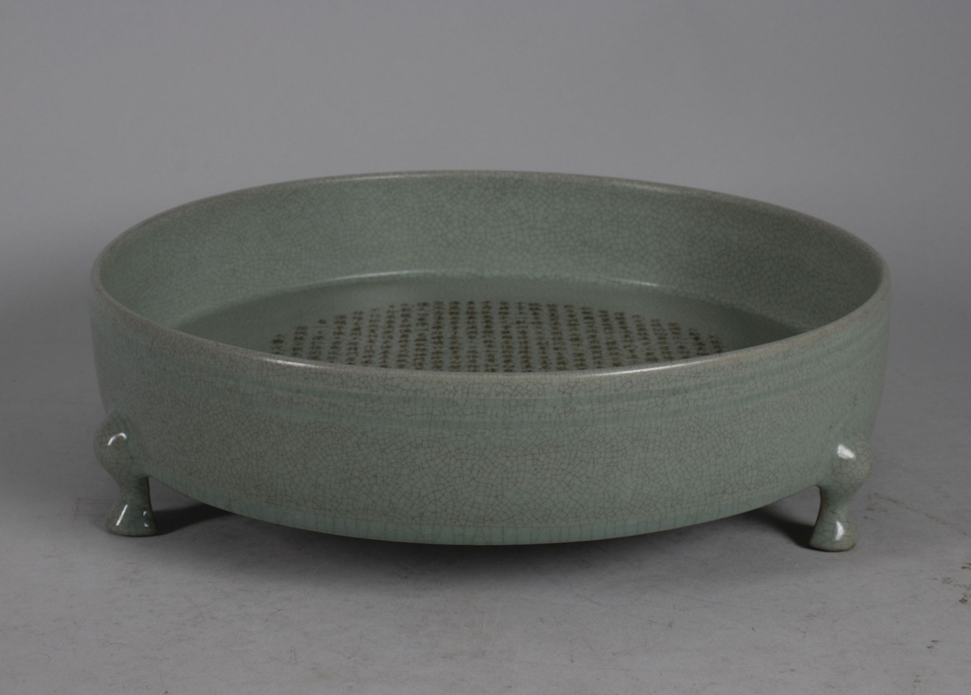 Große dreibeinige Schale / A large three-legged bowl, 18. Jh.