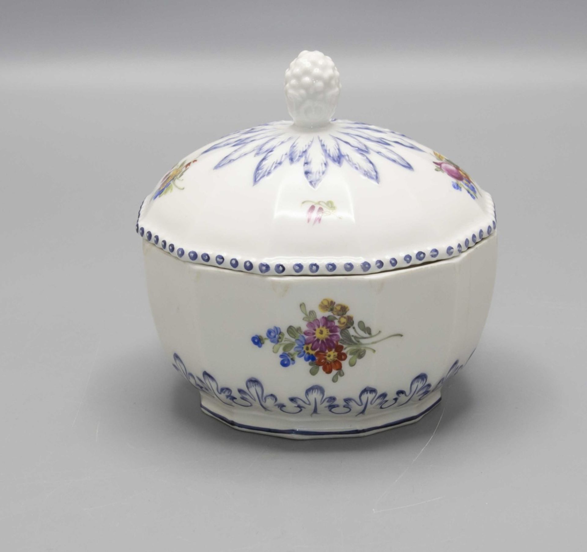 Zuckerdose mit Perlrand / A sugar bowl, Nymphenburg, 1. Hälfte 20. Jh. - Bild 3 aus 5