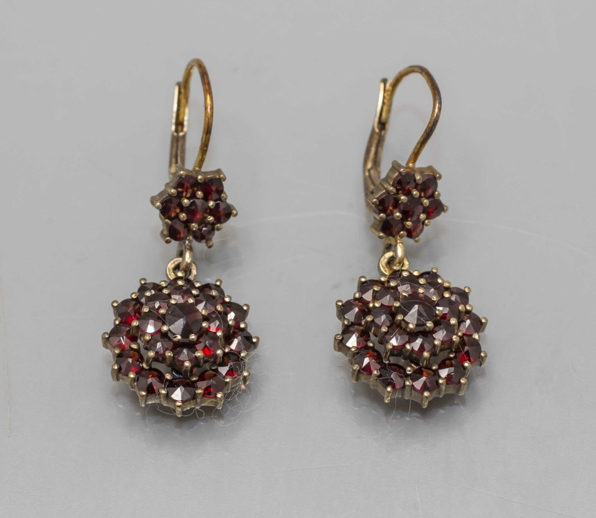 Paar Ohrringe mit Granaten / A pair of earrings with garnets