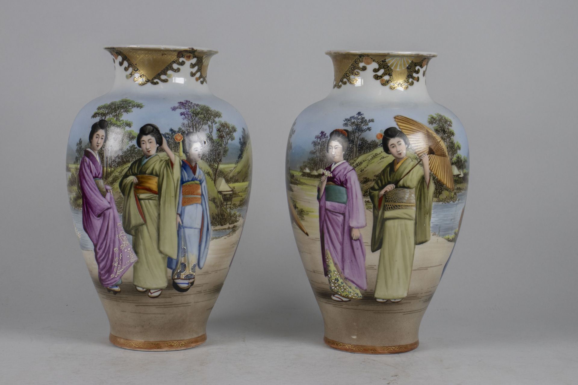 Paar Vasen / A pair of porcelain vases, Japan, Meiji Periode, um 1900
