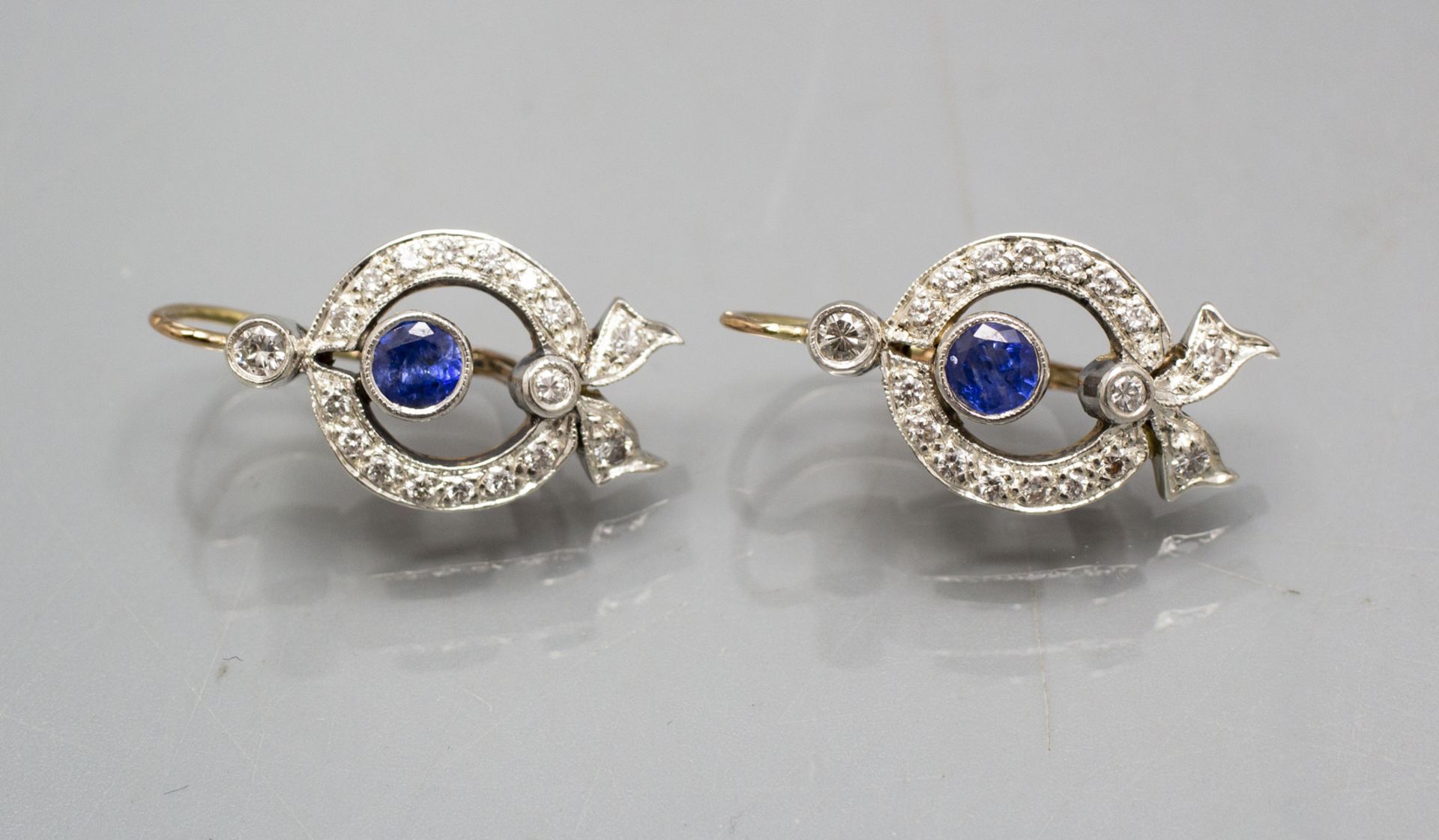 Paar Ohrringe mit Saphir und Diamanten / A pair of 14 ct gold earrings with diamonds and sapphire