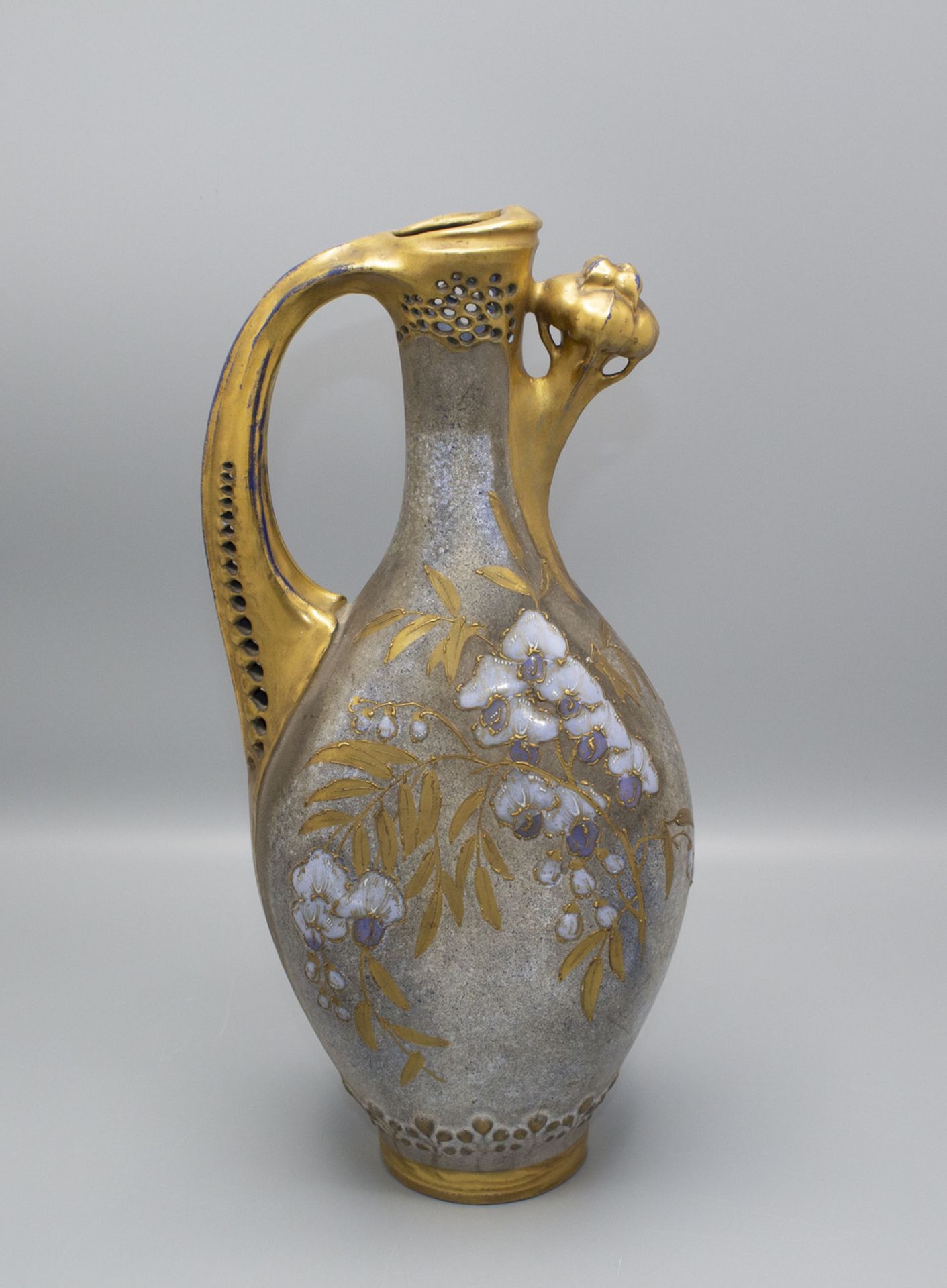 Jugendstil Henkelvase bzw. Kanne mit Blauregen / An Art Nouveau decorative vase or jug with ...