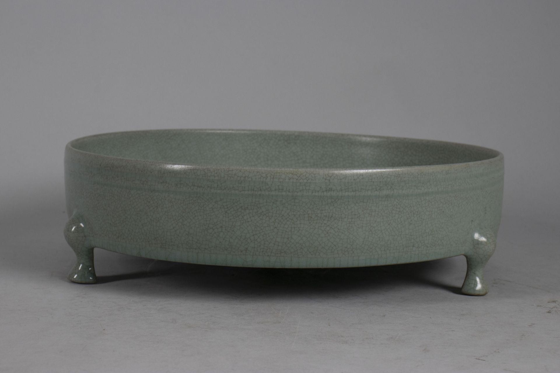Große dreibeinige Schale / A large three-legged bowl, 18. Jh. - Bild 2 aus 8