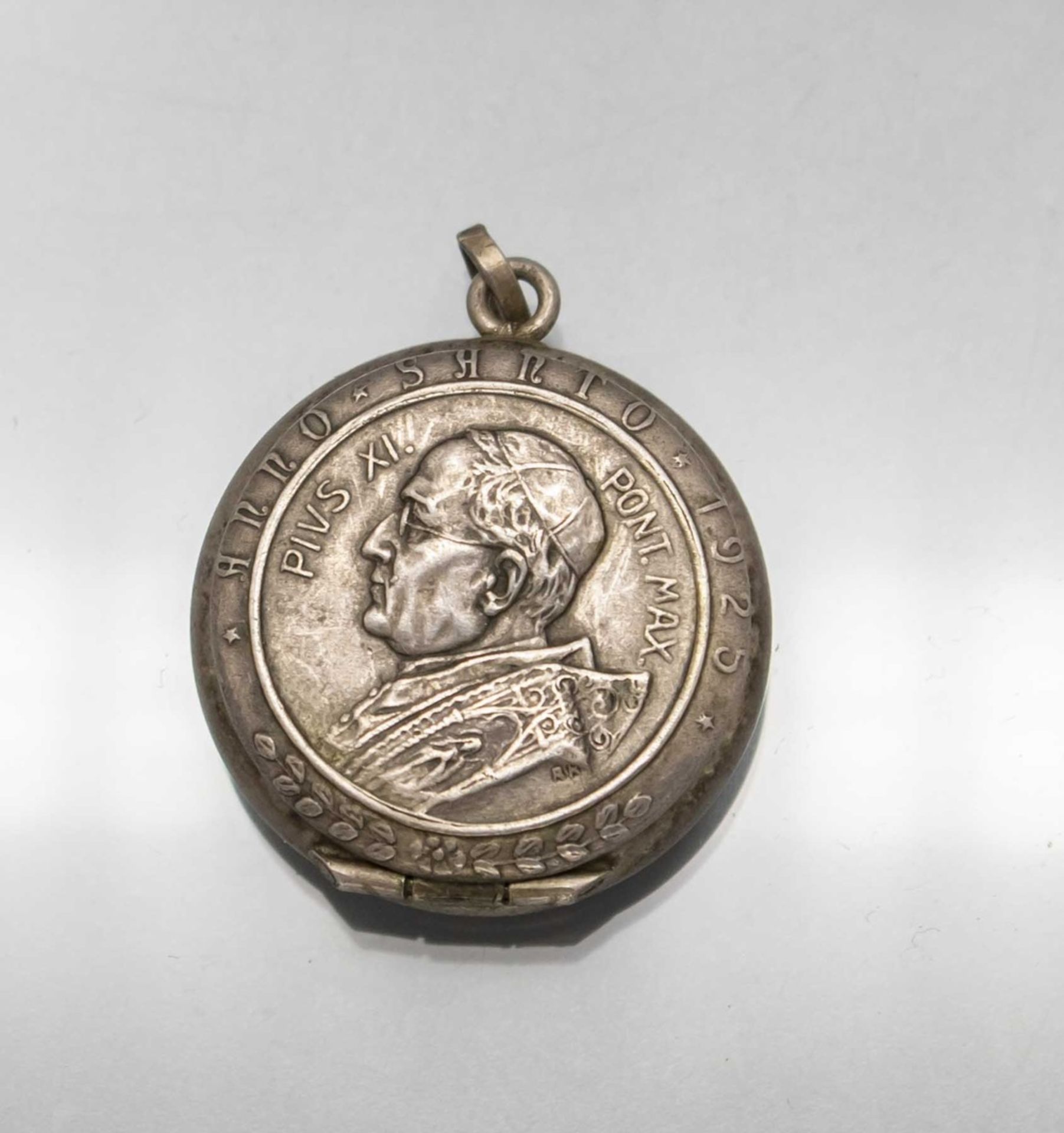 Jugendstil Döschen/Anhänger mit Ring 'Pius XI' / A silver Art Nouveau box/pendant with a small ...