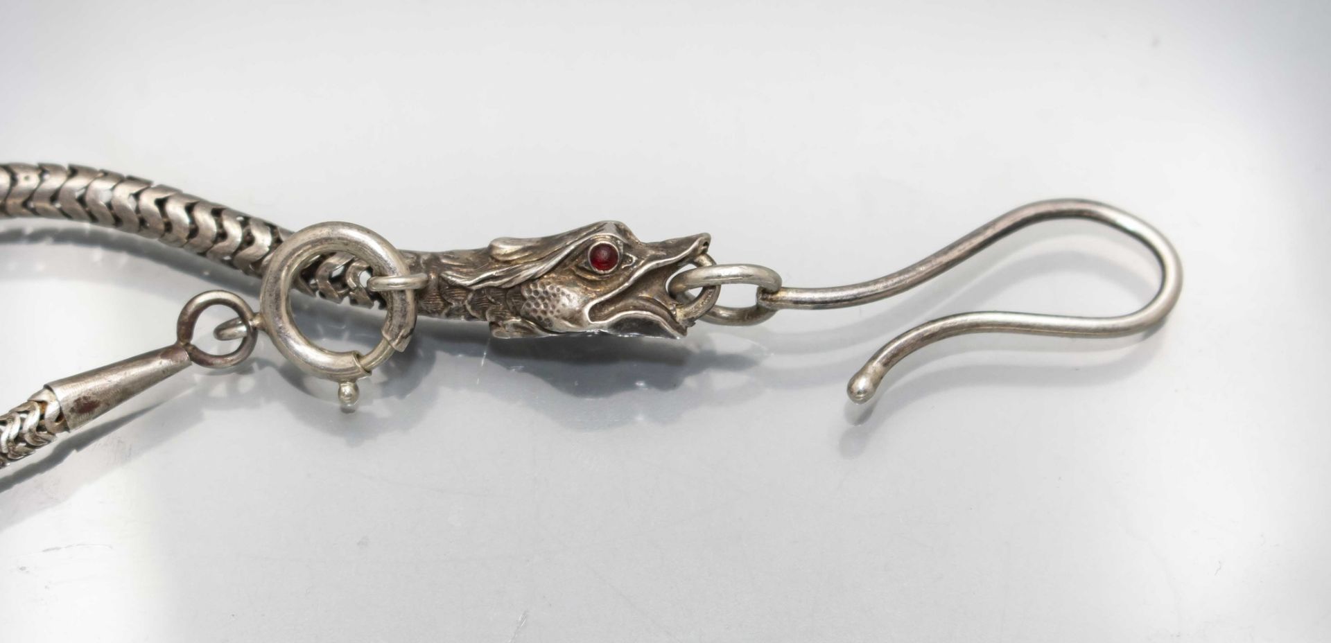 Schlangen-Armband/Kette/Chatelaine / A silver snake bracelet/chain, um 1900 - Image 2 of 3