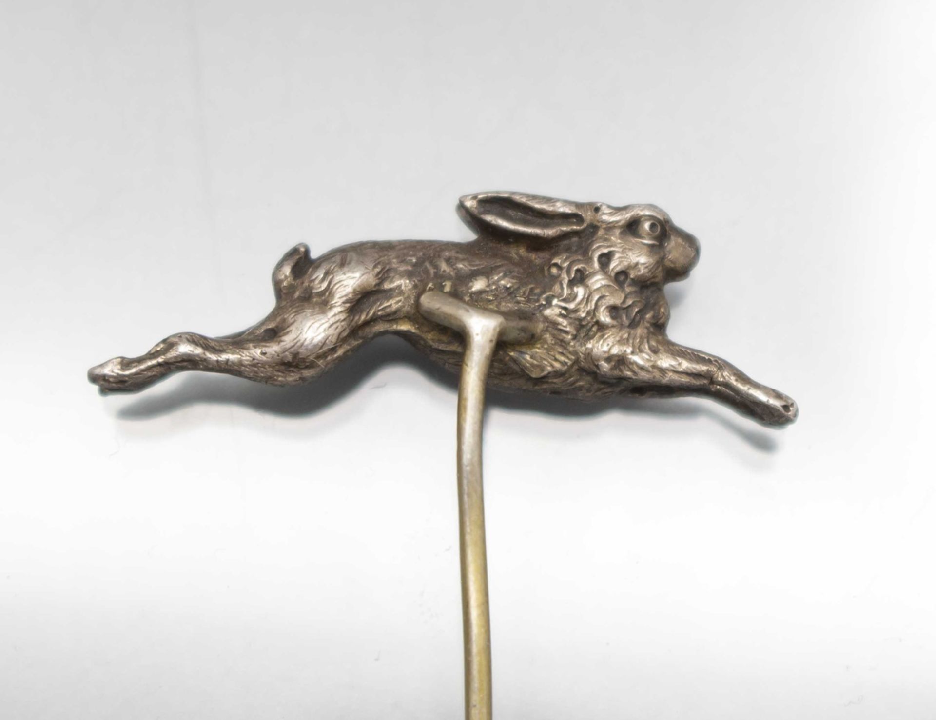 Jugendstil Kravattennadel mit Hase / An Art Nouveau silver tiepin with a hare, Frankreich, um 1900 - Image 3 of 4