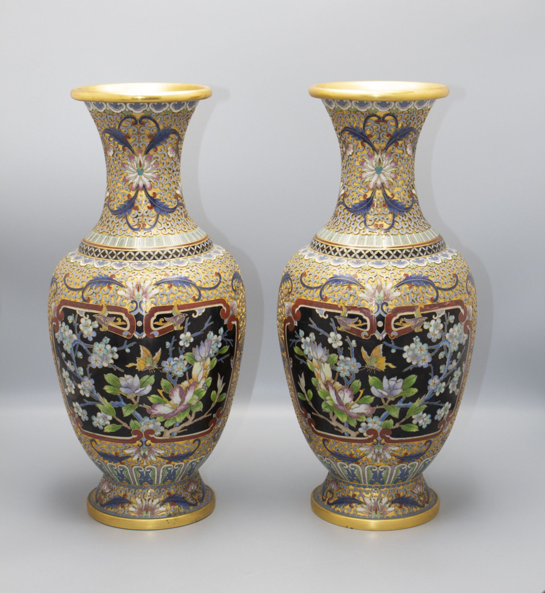 Paar Cloisonne-Vasen / A pair of Cloisonné vases, China, um 1900