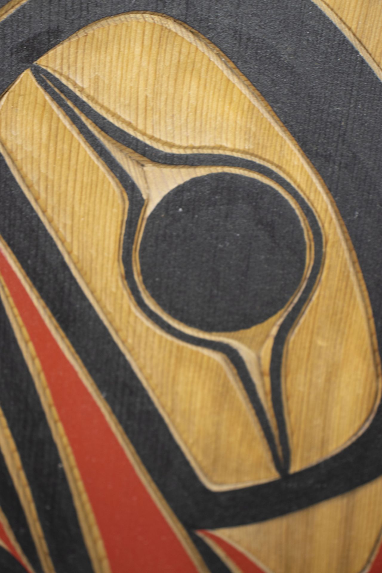 James ADAMS (20. Jh.), Holzrelief 'Rabe' / A wooden relief 'Raven', Canada, 1998 - Image 4 of 5