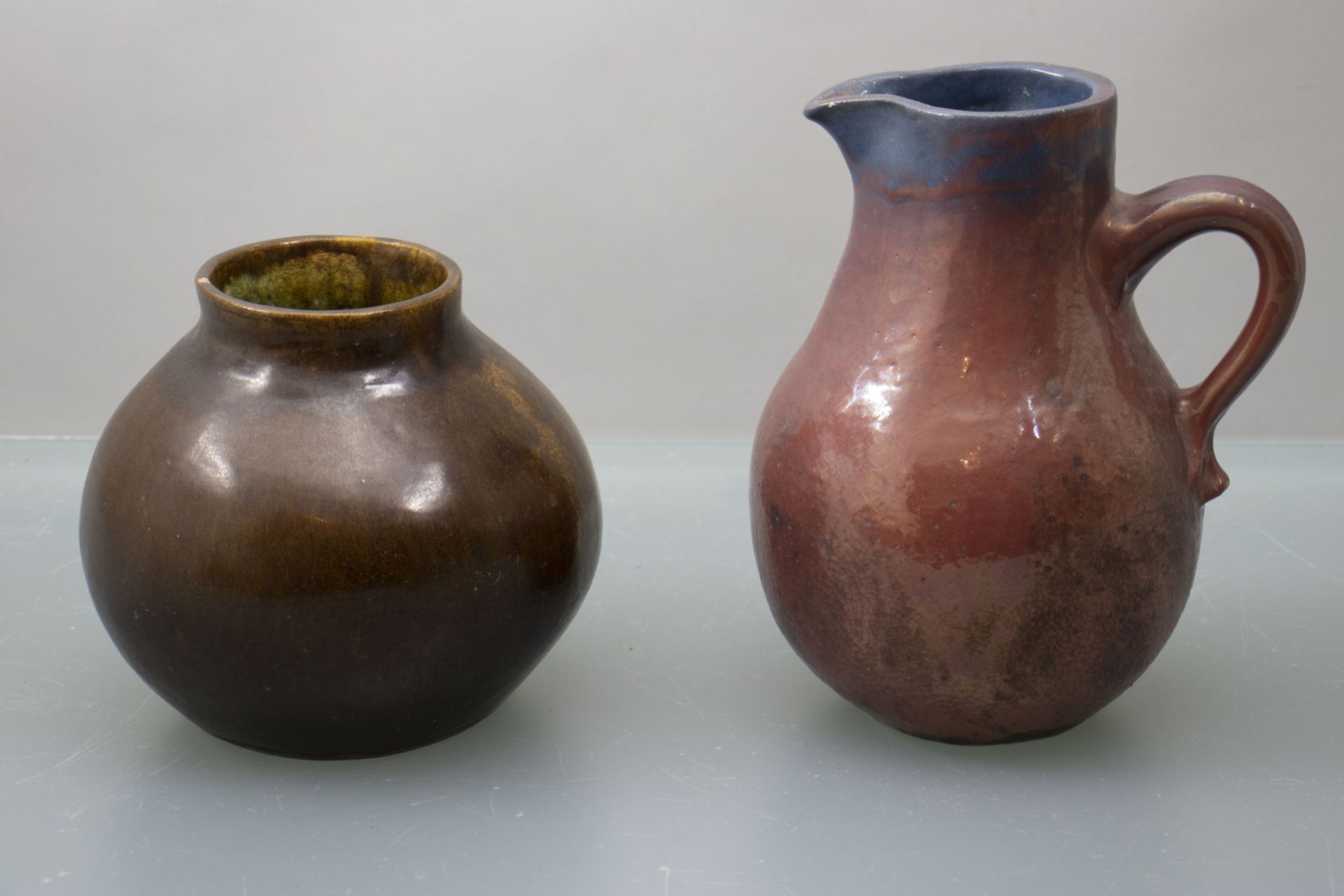Keramikvase und Keramikkanne / A ceramic vase and jug, 20. Jh.