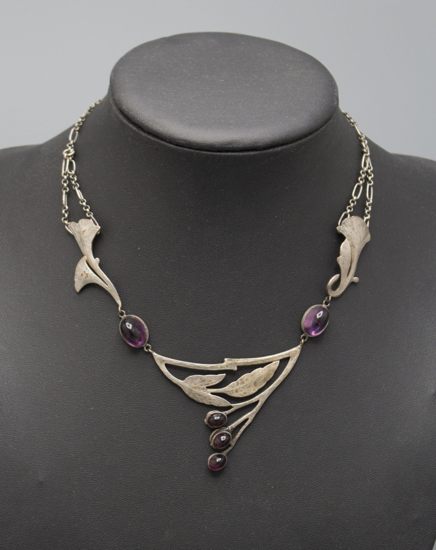 Jugendstil Collier mit Amethyst Cabochons / An Art Nouveau necklace with gingko leaves, wohl ...
