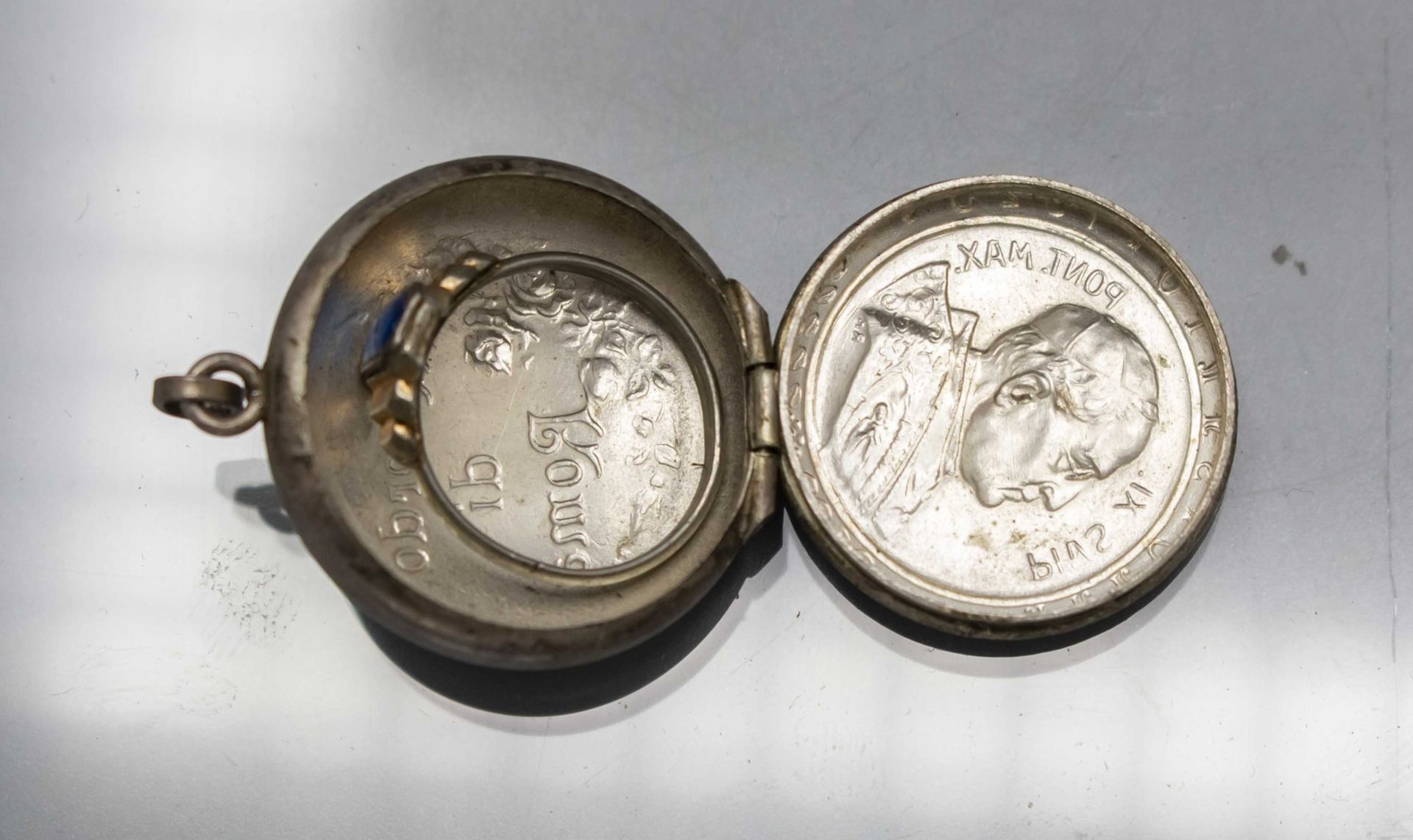 Jugendstil Döschen/Anhänger mit Ring 'Pius XI' / A silver Art Nouveau box/pendant with a small ... - Image 3 of 4