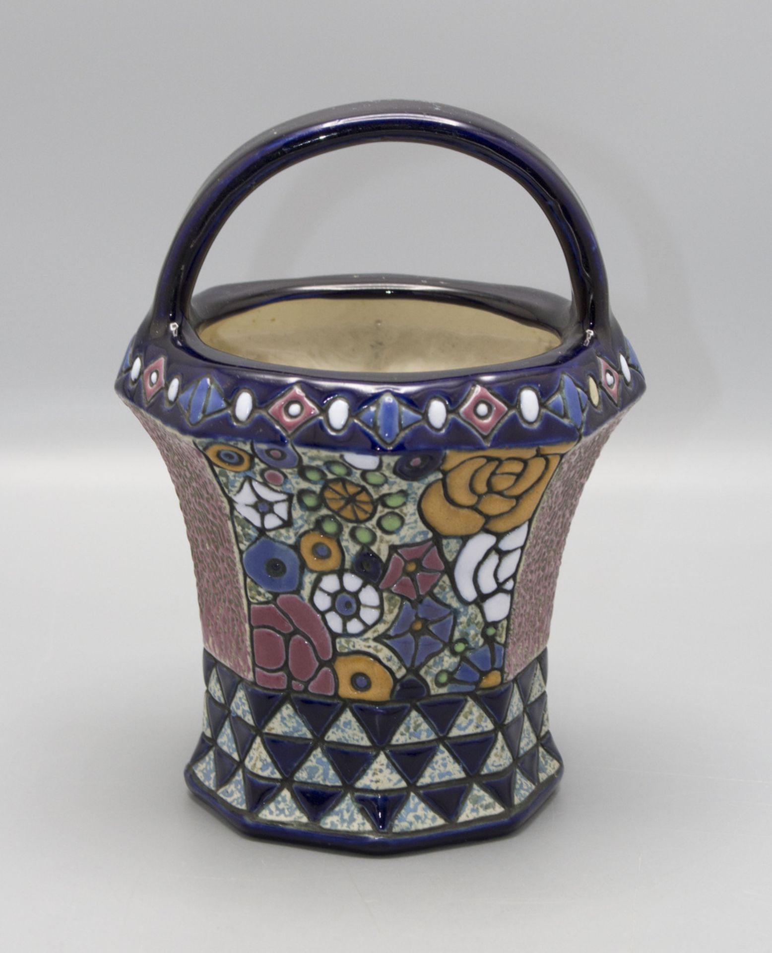 Art Déco Henkel Schale / An Art Deco decorative basket bowl, Amphora-Werke, Riessner, ...