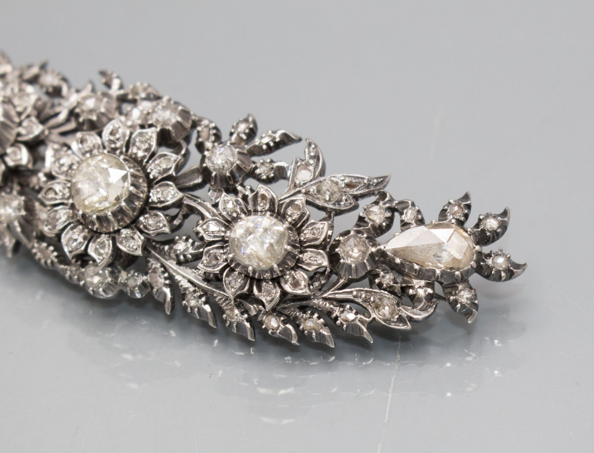 Louis Seize Brosche mit Diamanten / A silver brooch with diamonds, J. Rozendaal, Hoorn, 19. Jh. - Image 2 of 3