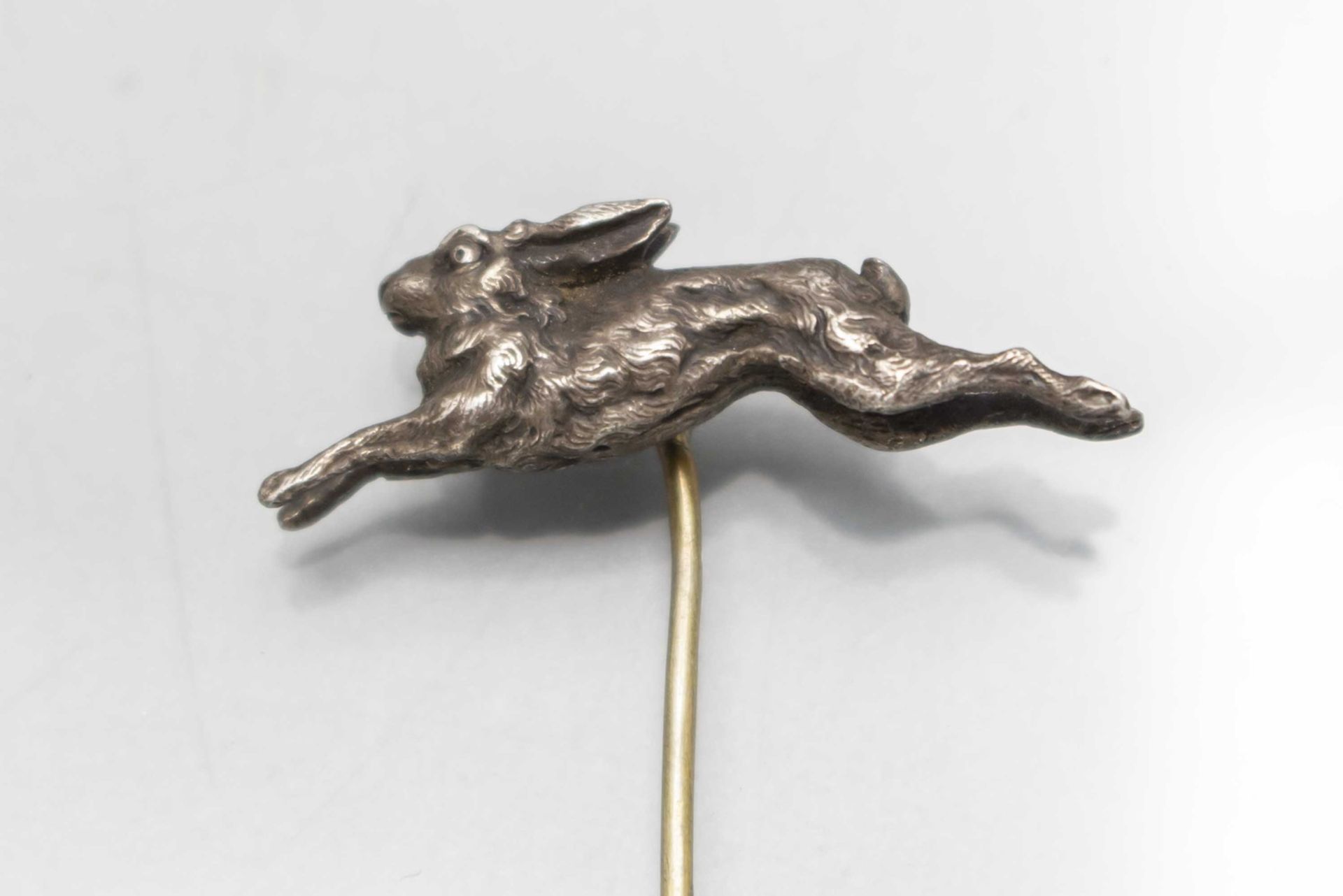 Jugendstil Kravattennadel mit Hase / An Art Nouveau silver tiepin with a hare, Frankreich, um 1900 - Image 2 of 4