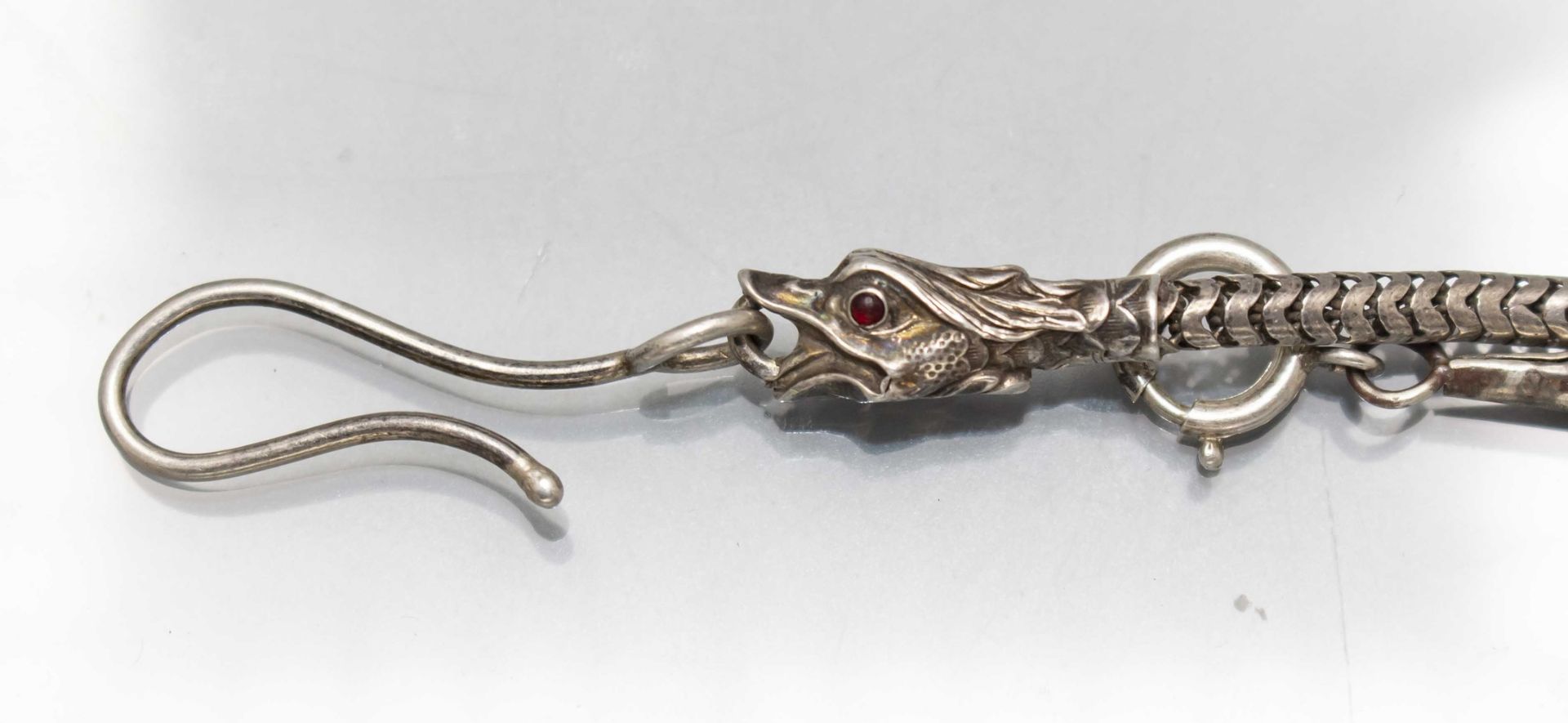 Schlangen-Armband/Kette/Chatelaine / A silver snake bracelet/chain, um 1900 - Image 3 of 3