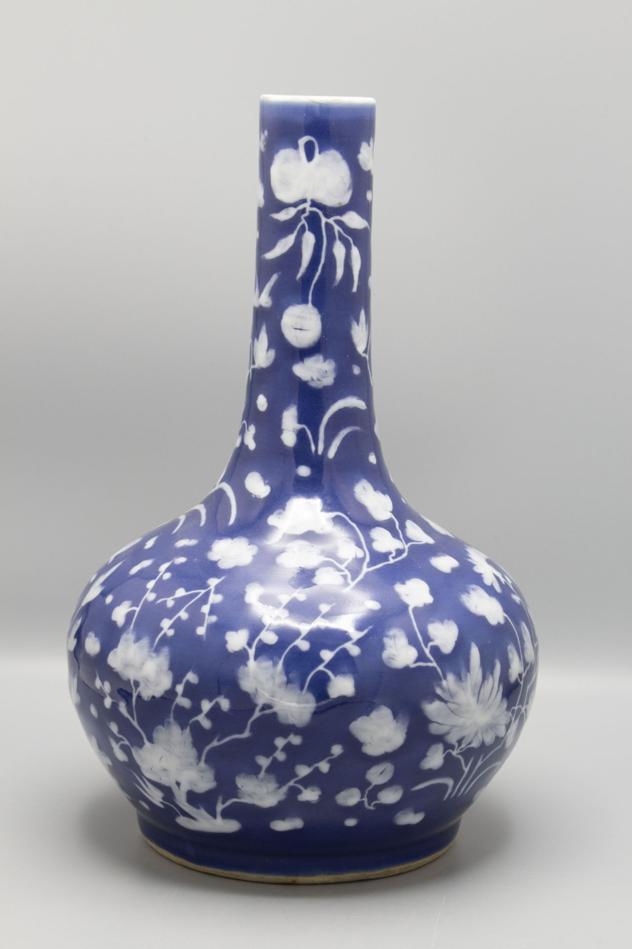 Langhals-Vase mit Blütenstrauchdekor / A longneck vase with flowers, China, 19. Jh. - Bild 3 aus 5