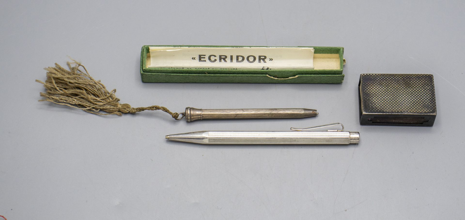 Kugelschreiber, Drehbleistift u. Streichholzetui / A pen, a pencil and a vesta case