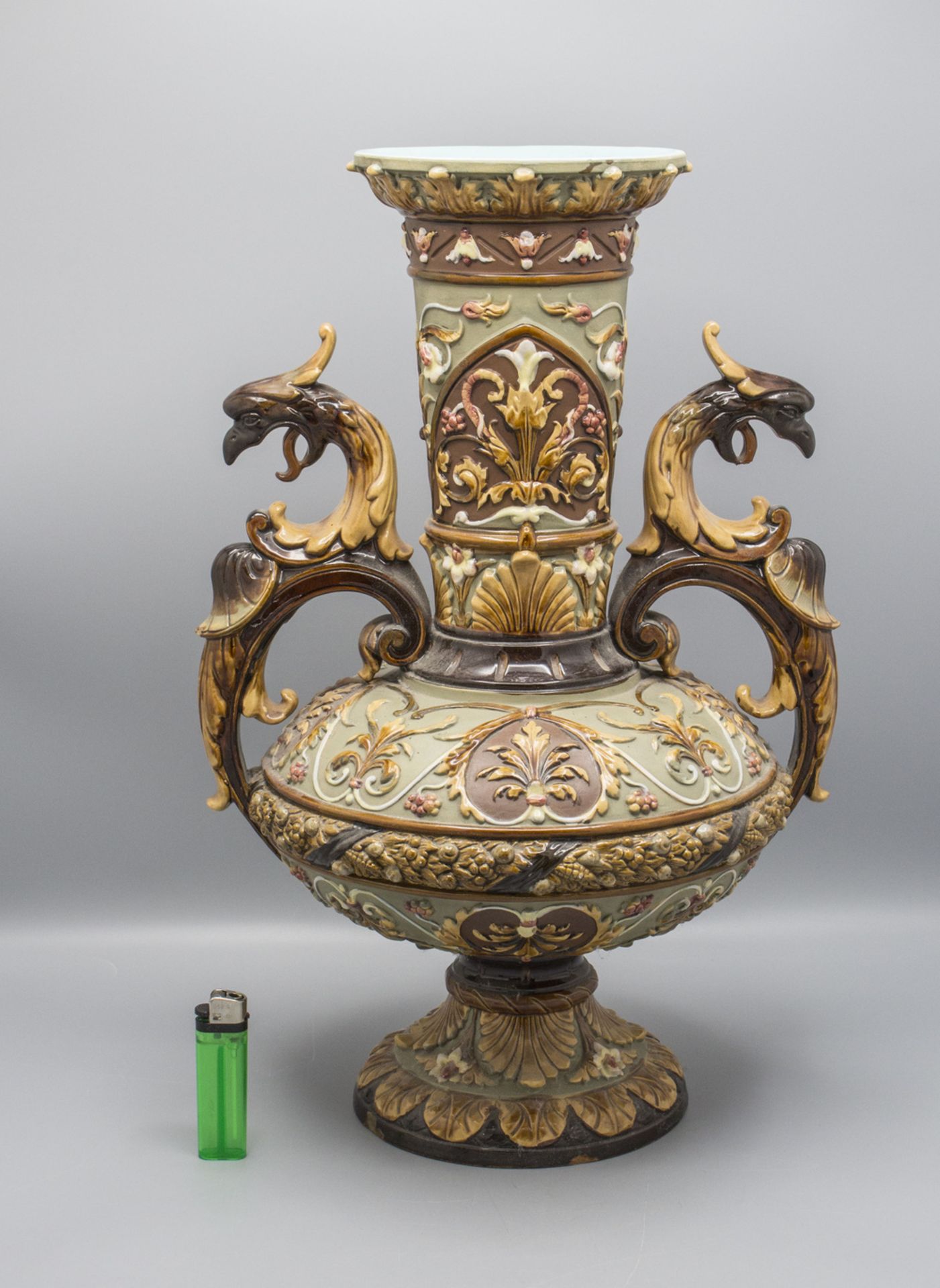 Historismus Henkelvase / A historicism handled vase, Wilhelm Schiller & Sohn, Bodenbach, um 1890 - Image 3 of 7