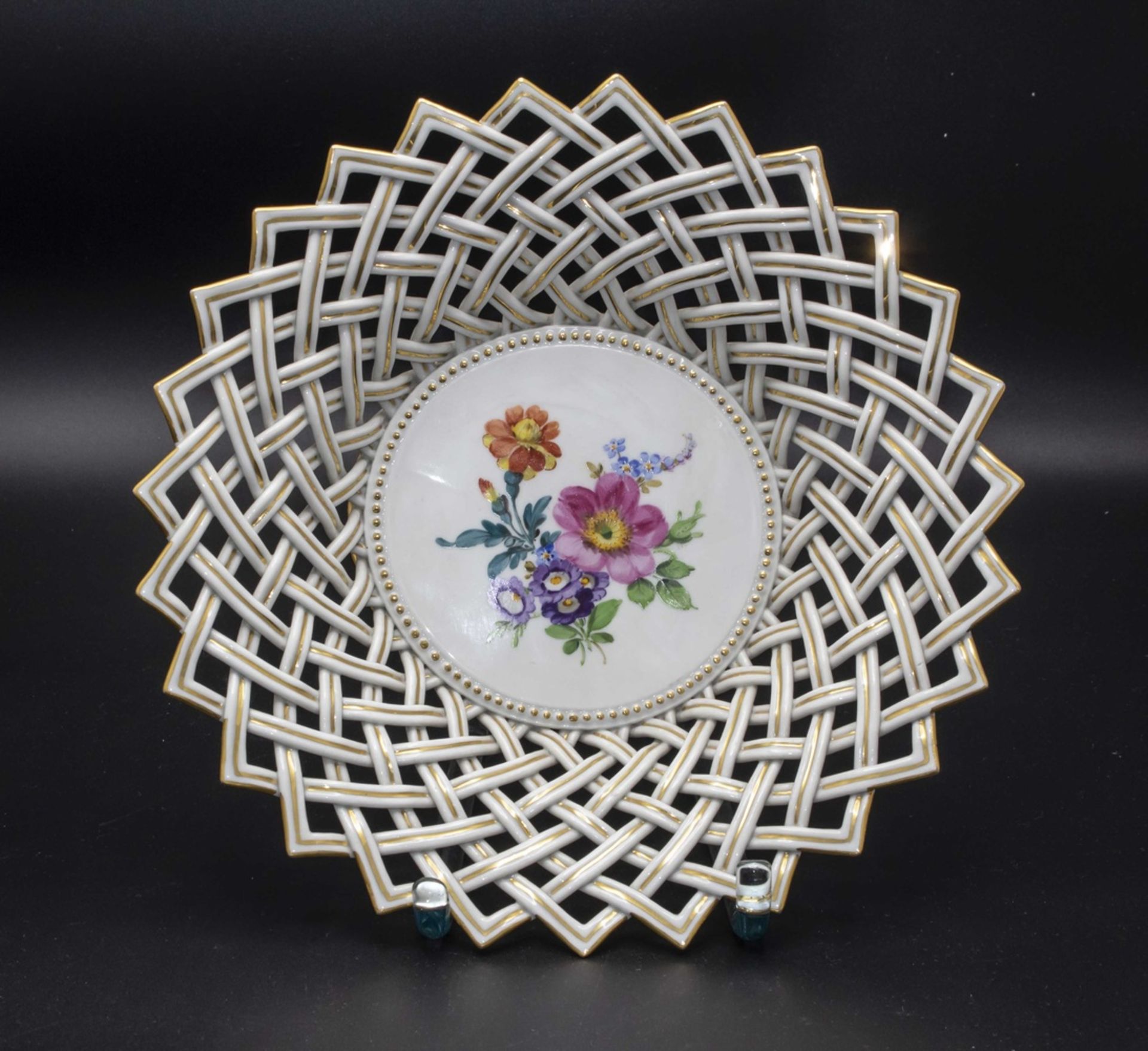 Korbschale mit Blumenmalerei / A basket bowl with flowers, Meissen, 20. Jh.