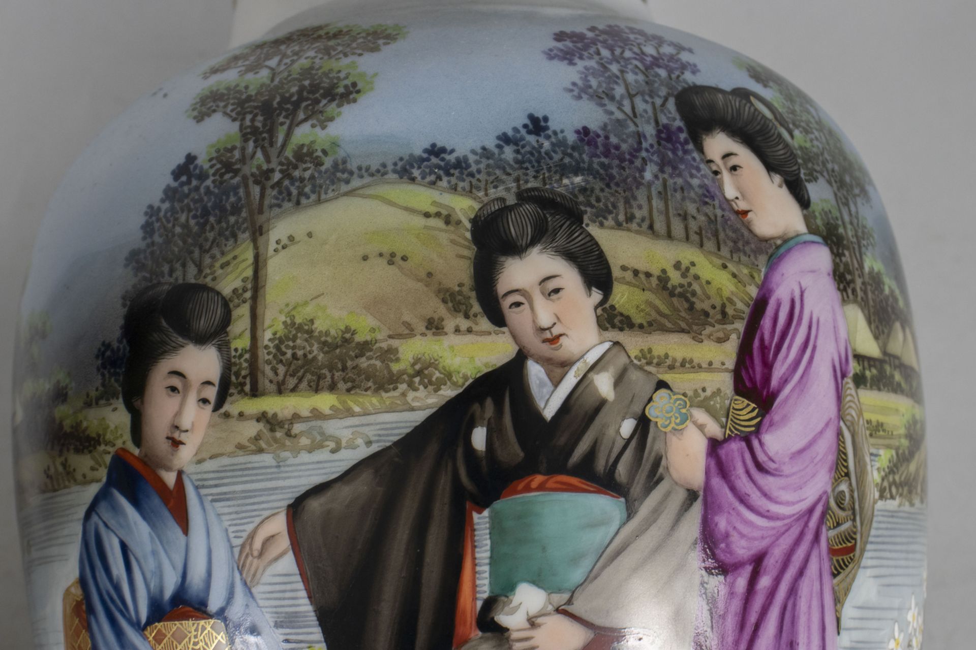 Paar Vasen / A pair of porcelain vases, Japan, Meiji Periode, um 1900 - Bild 5 aus 10